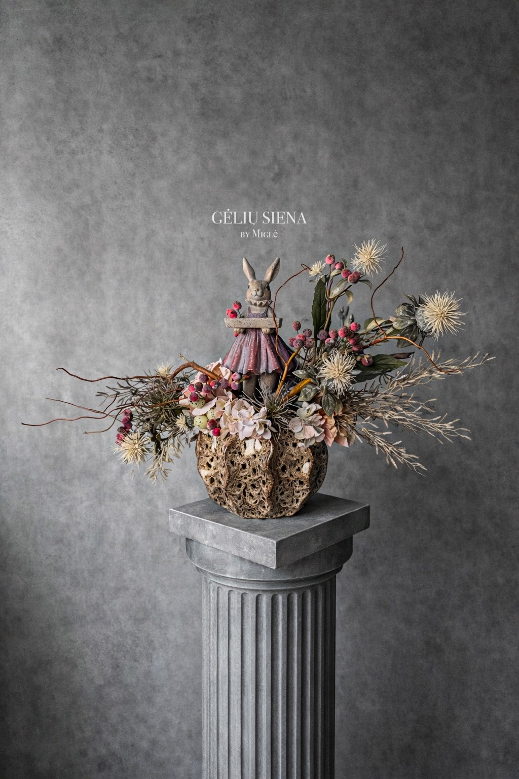 Kompozicija keramikinėje vazoje