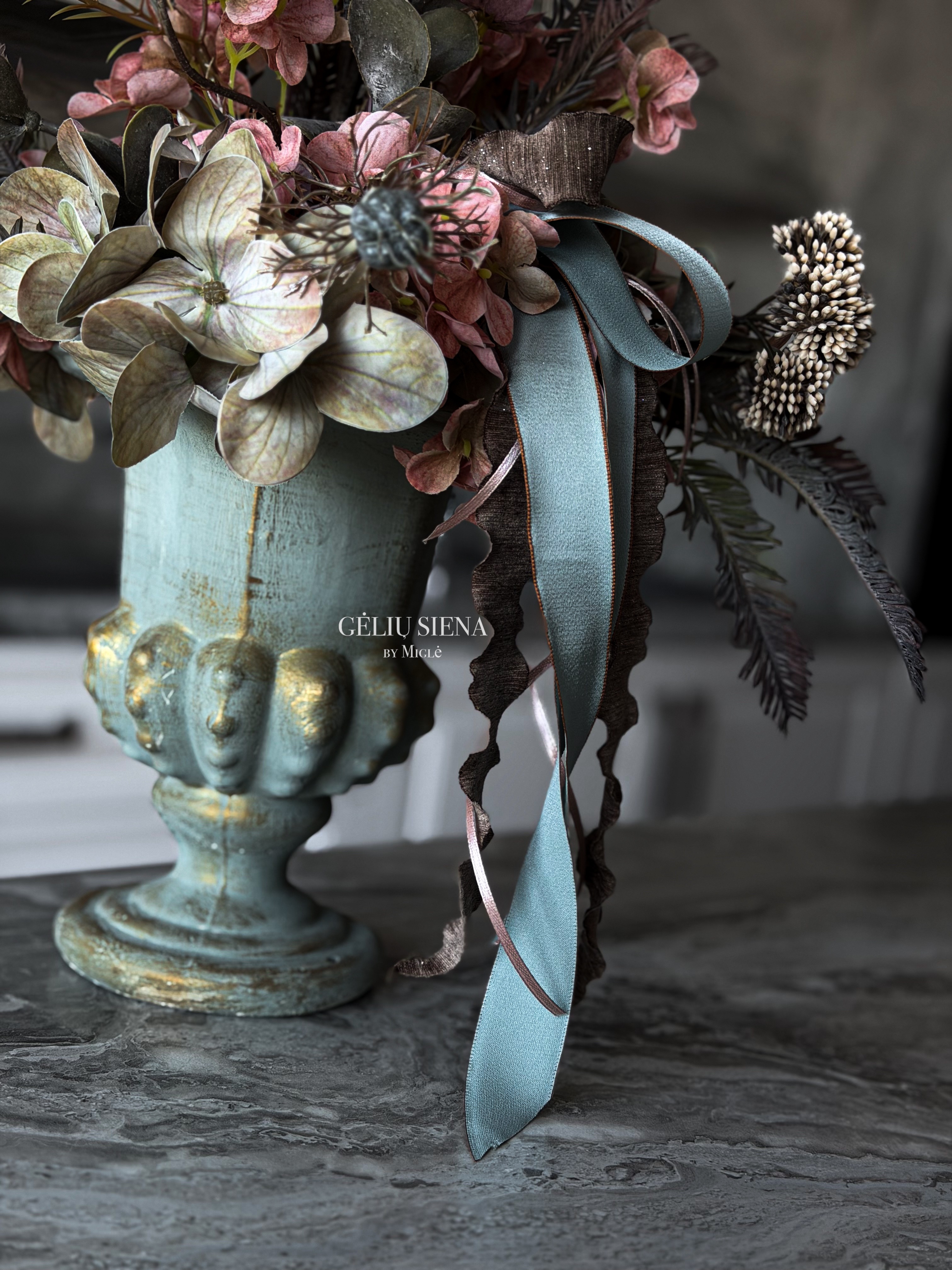 Kompozicija rankų darbo vazoje