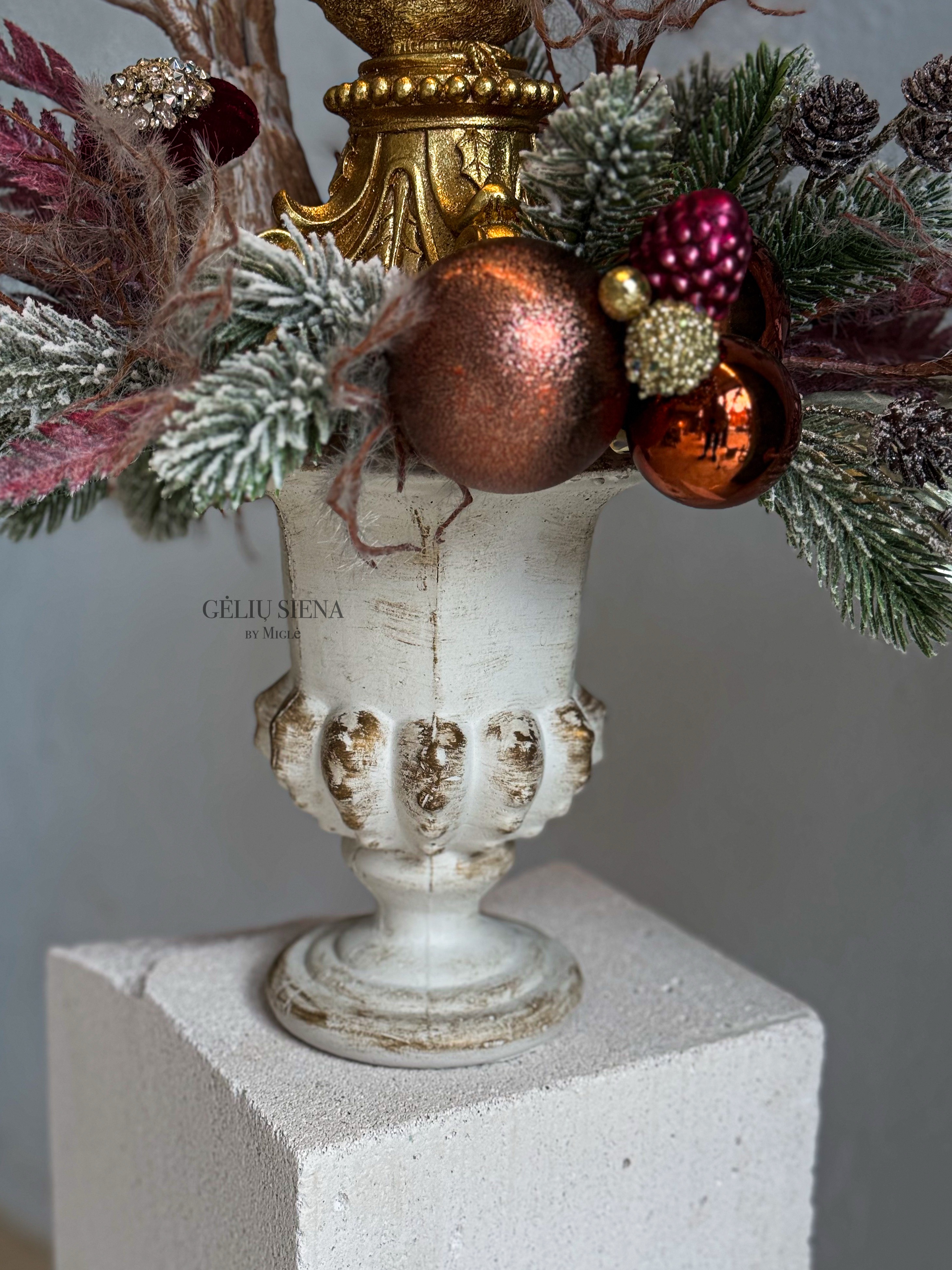 Kalėdinė kompozicija rankų darbo vazoje