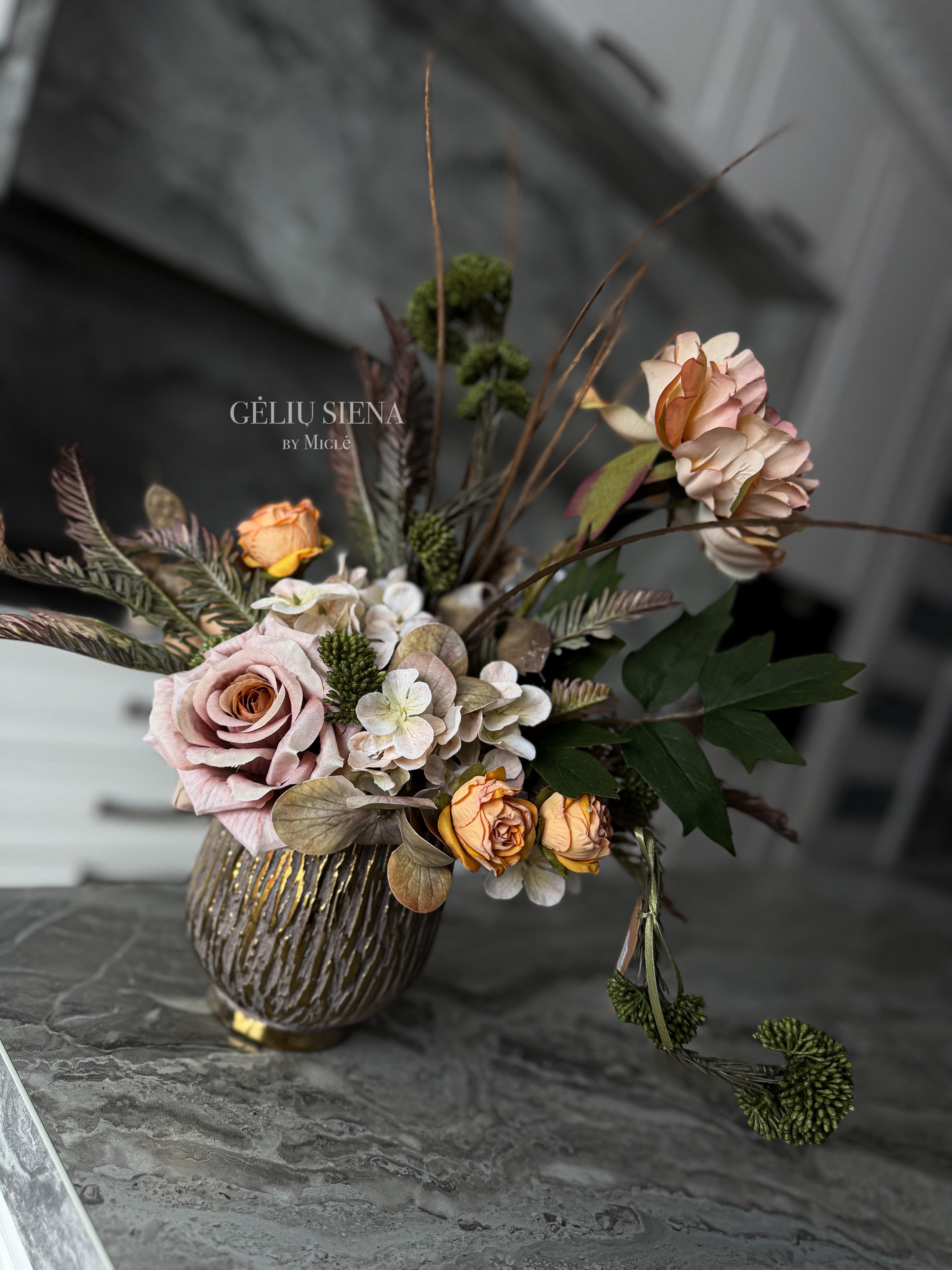 Kompozicija keramikinėje vazoje