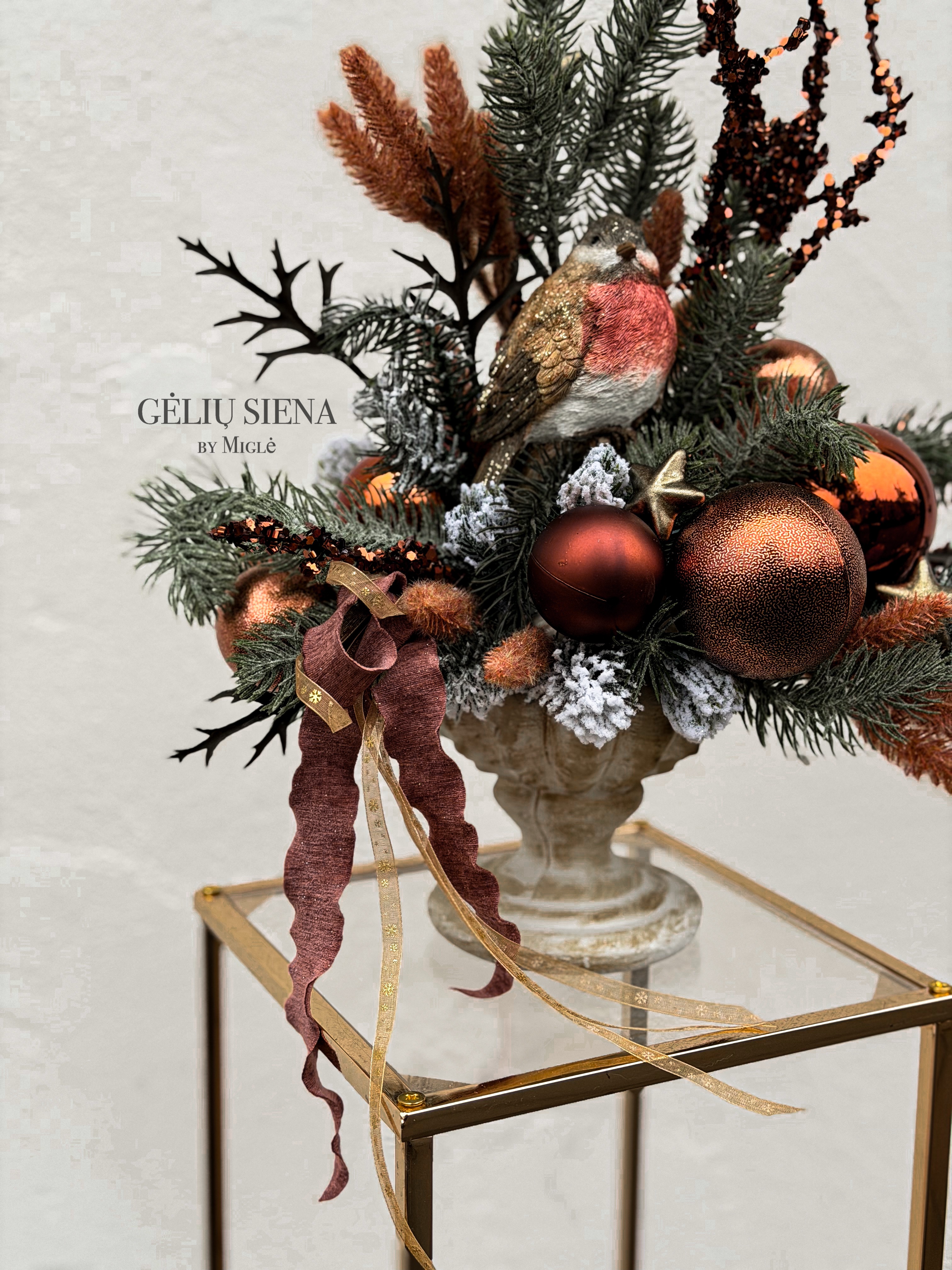 Kalėdinė kompozicija rankų darbo vazoje