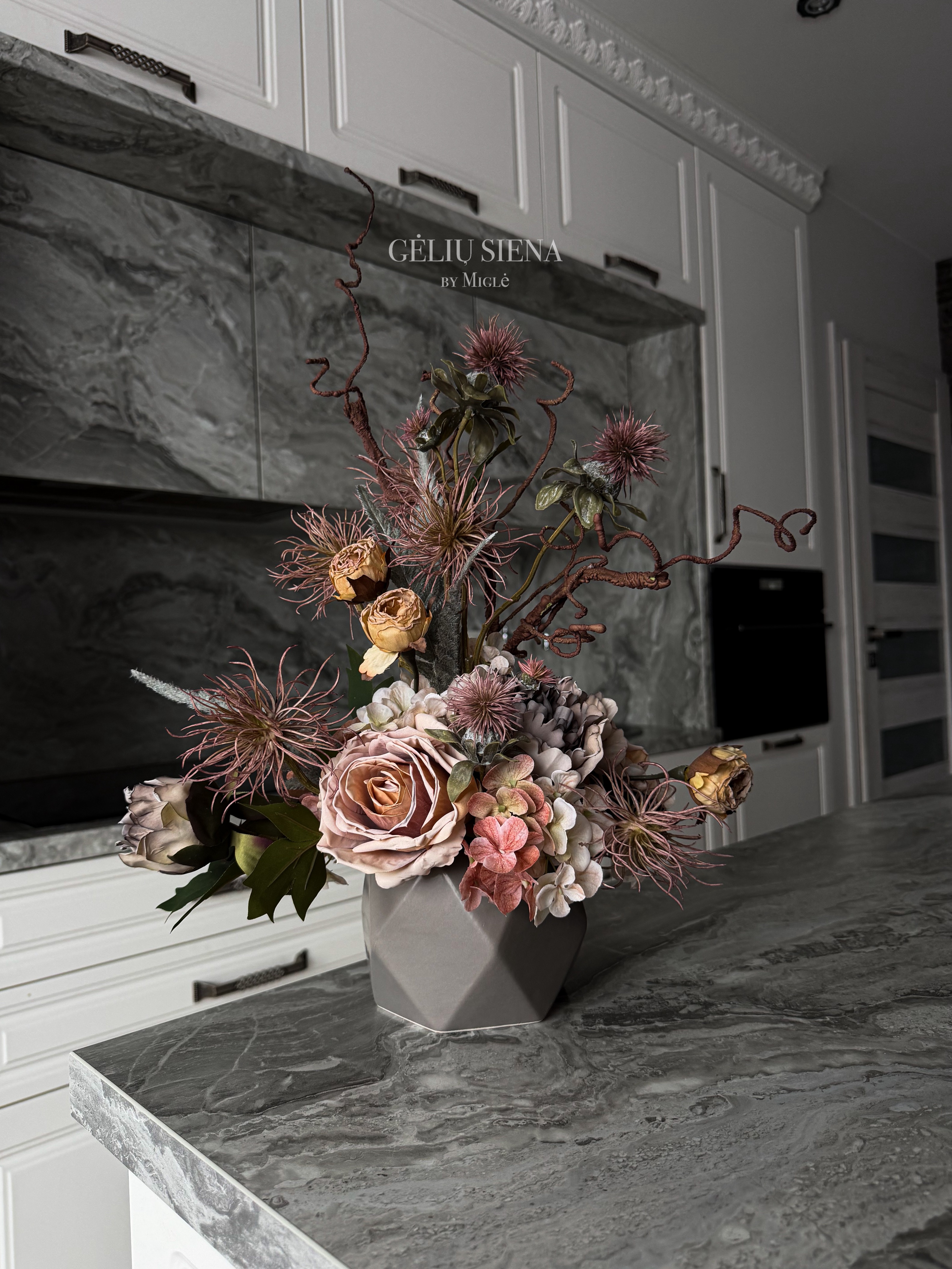 Kompozicija karamikinėje vazoje