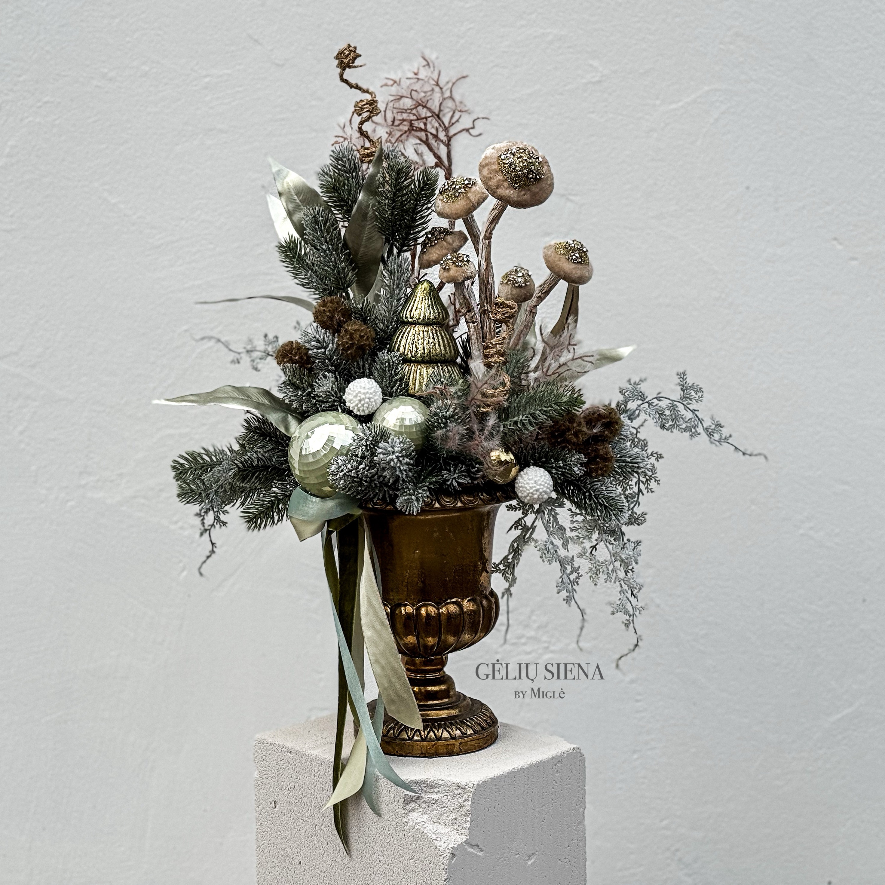 Kalėdinė kompozicija vazoje