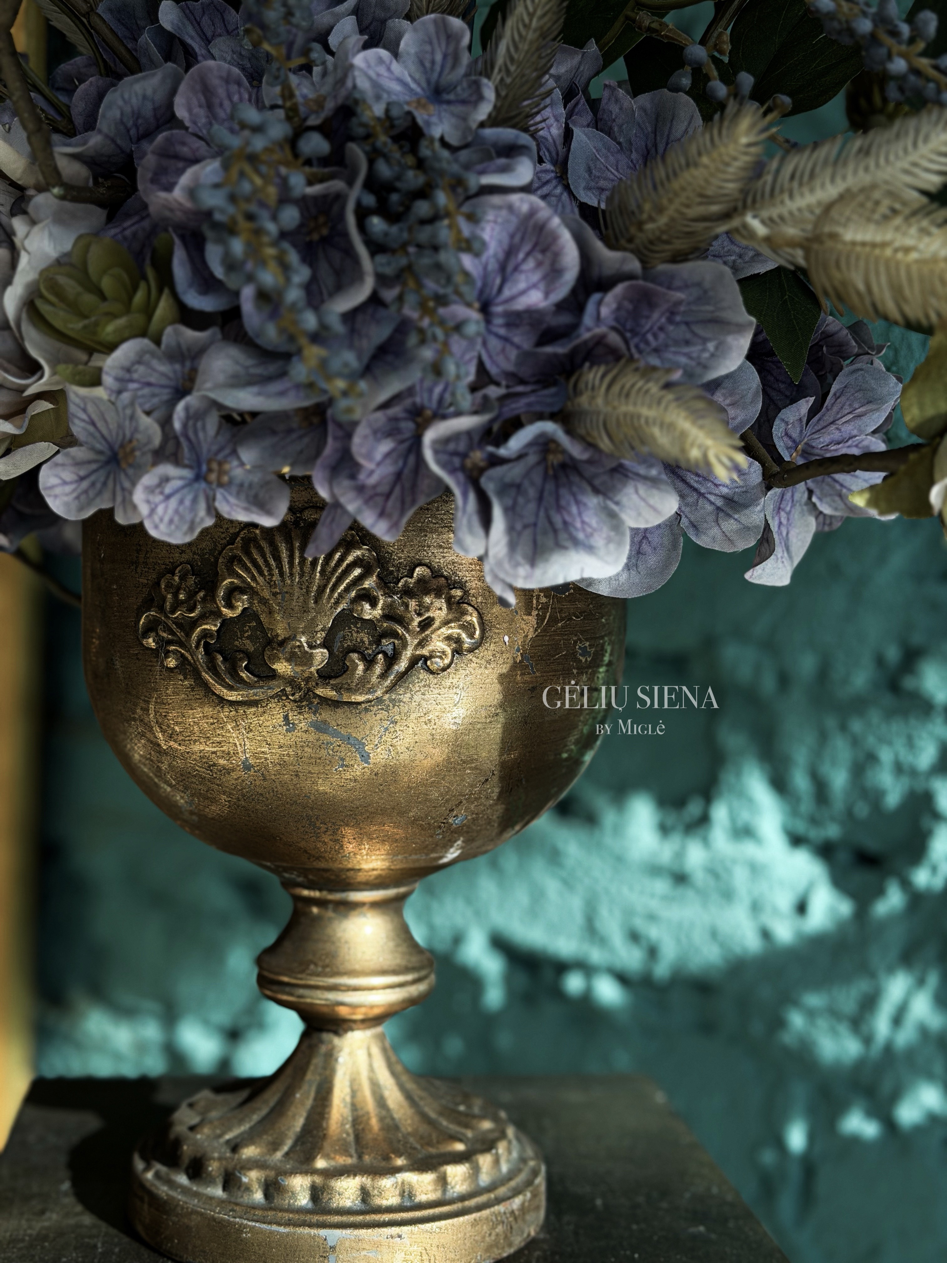 Kompozicija metalinėje vazoje