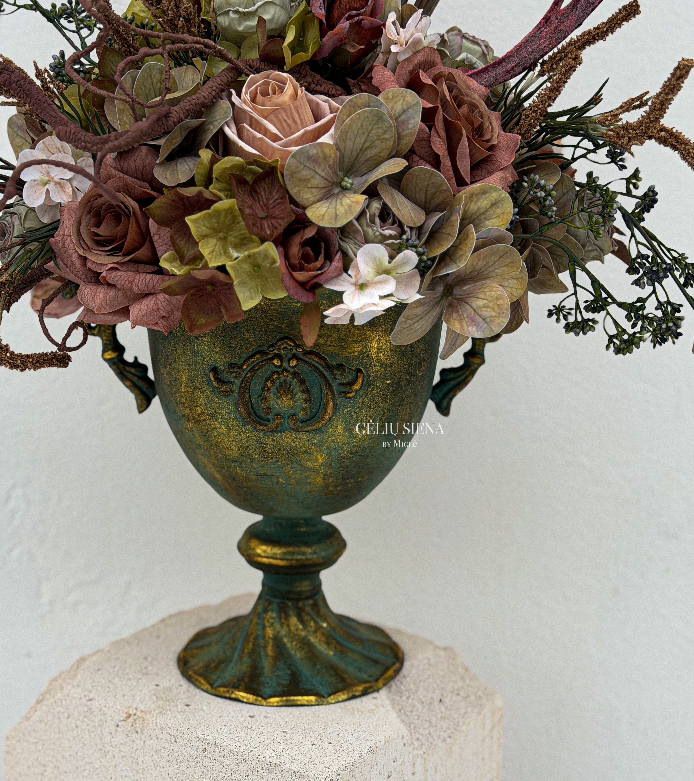 Prabangi kompozicija metalinėje vazoje