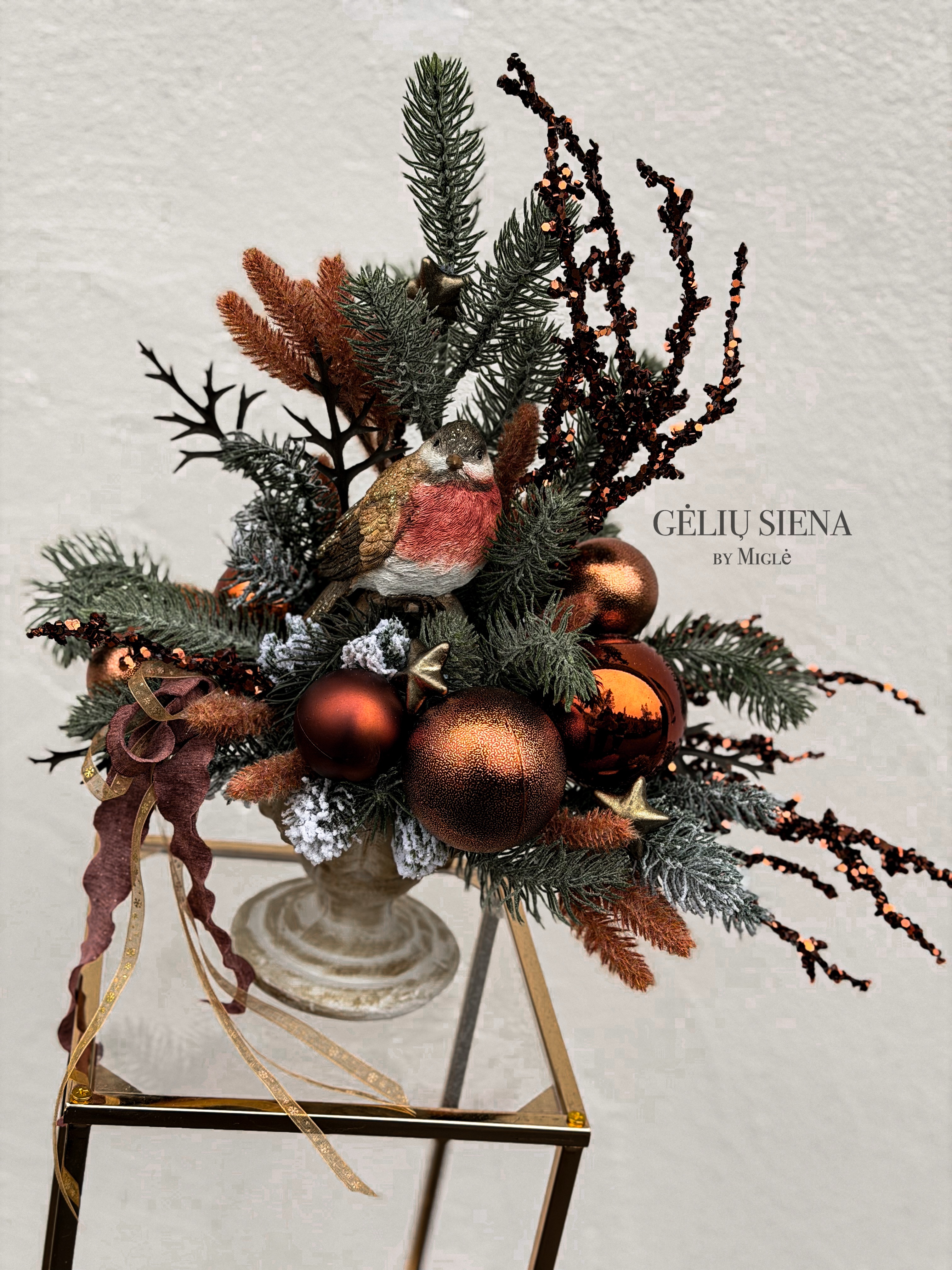 Kalėdinė kompozicija rankų darbo vazoje