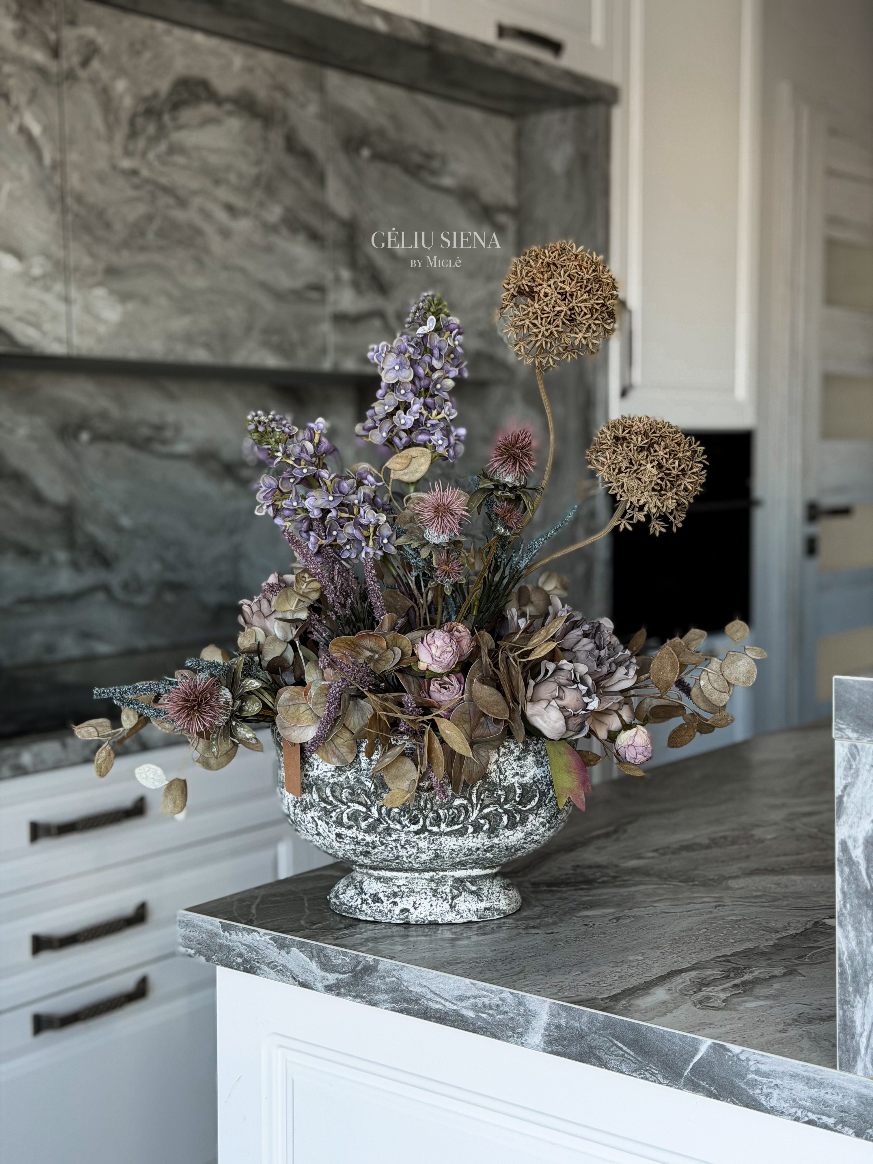 Kompozicija betoninėje vazoje