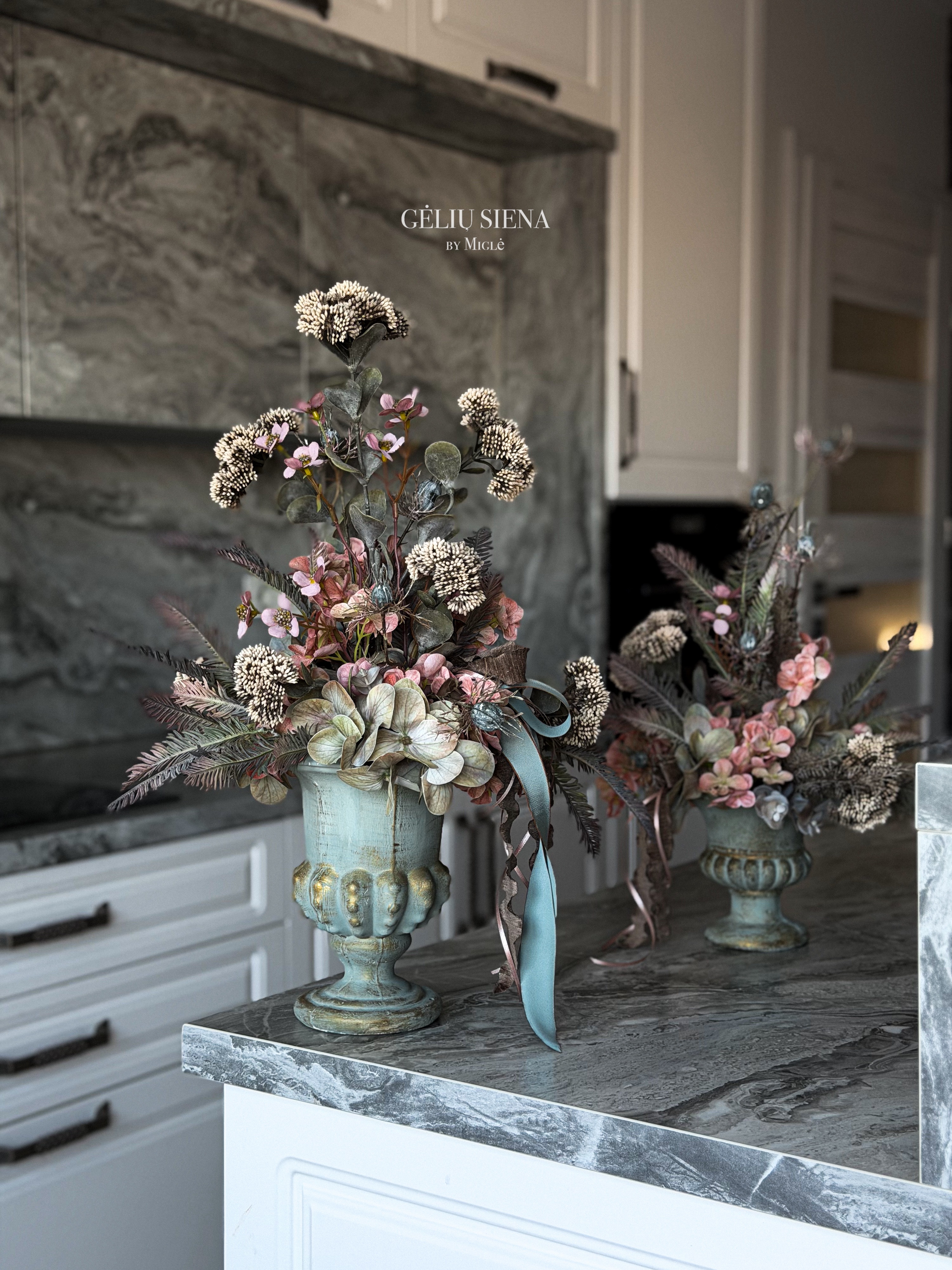 Kompozicija rankų darbo vazoje