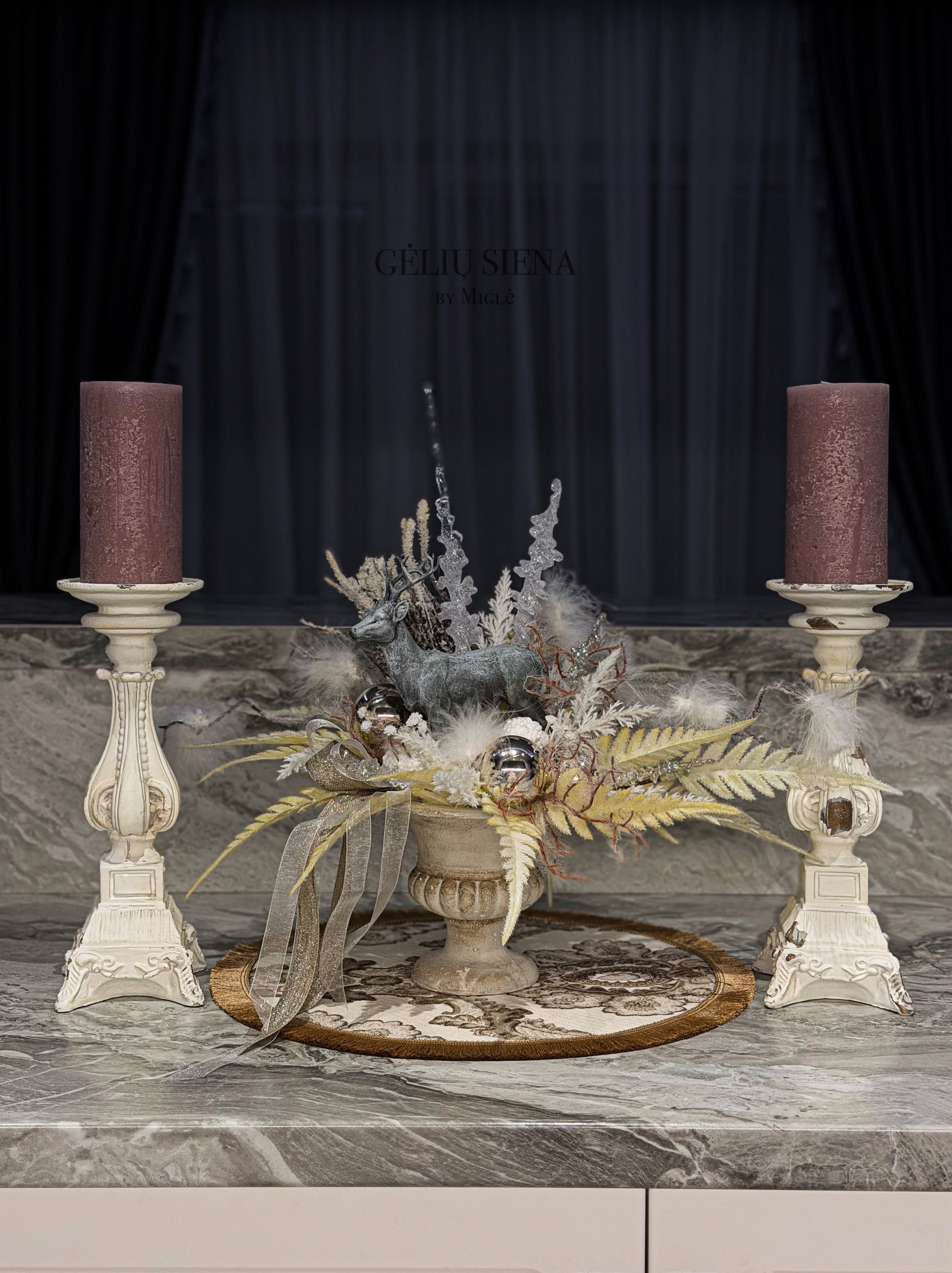 Kalėdinė kompozicija ranku darbo vazoje