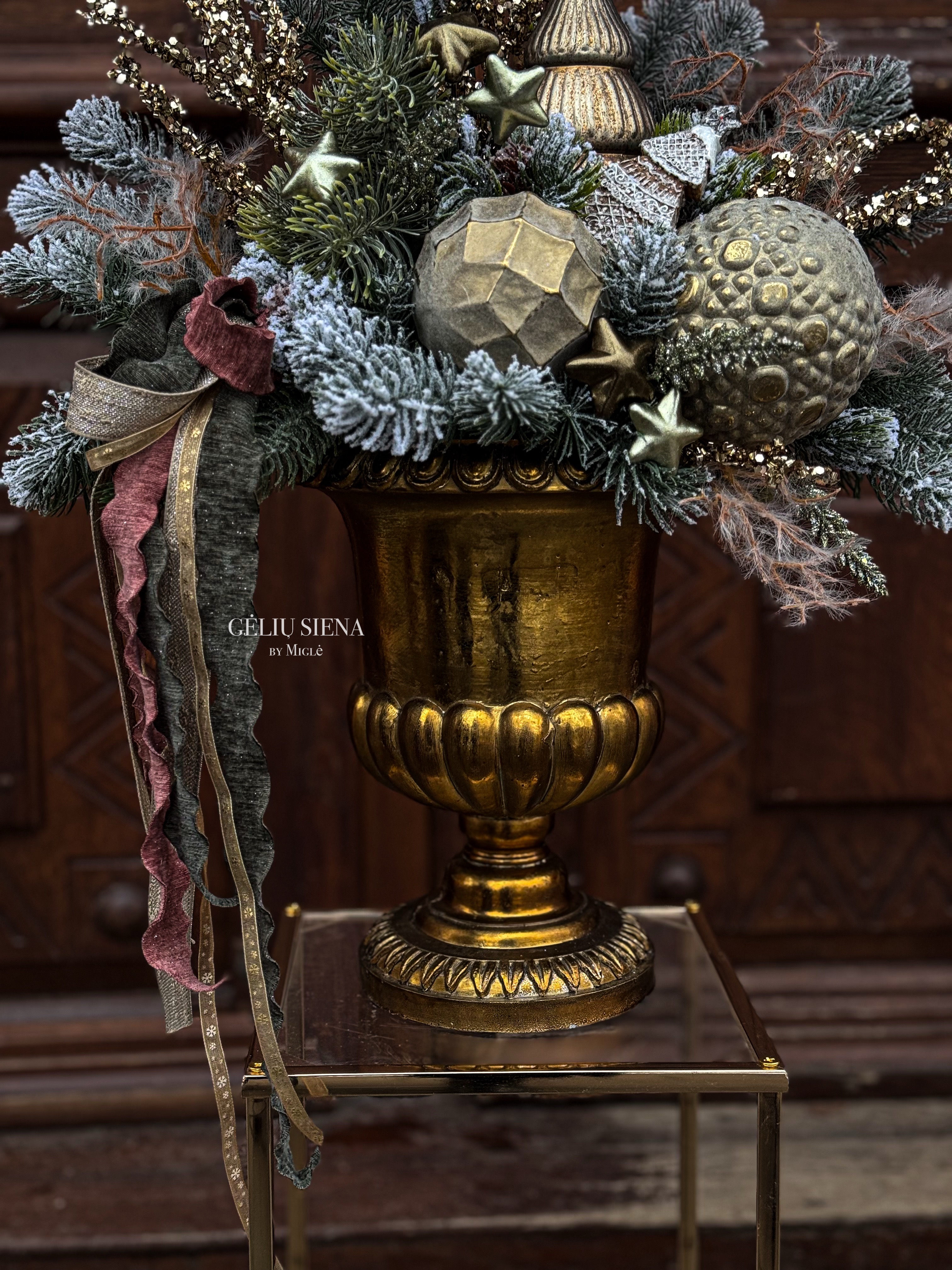 Kalėdinė kompozicija vazoje