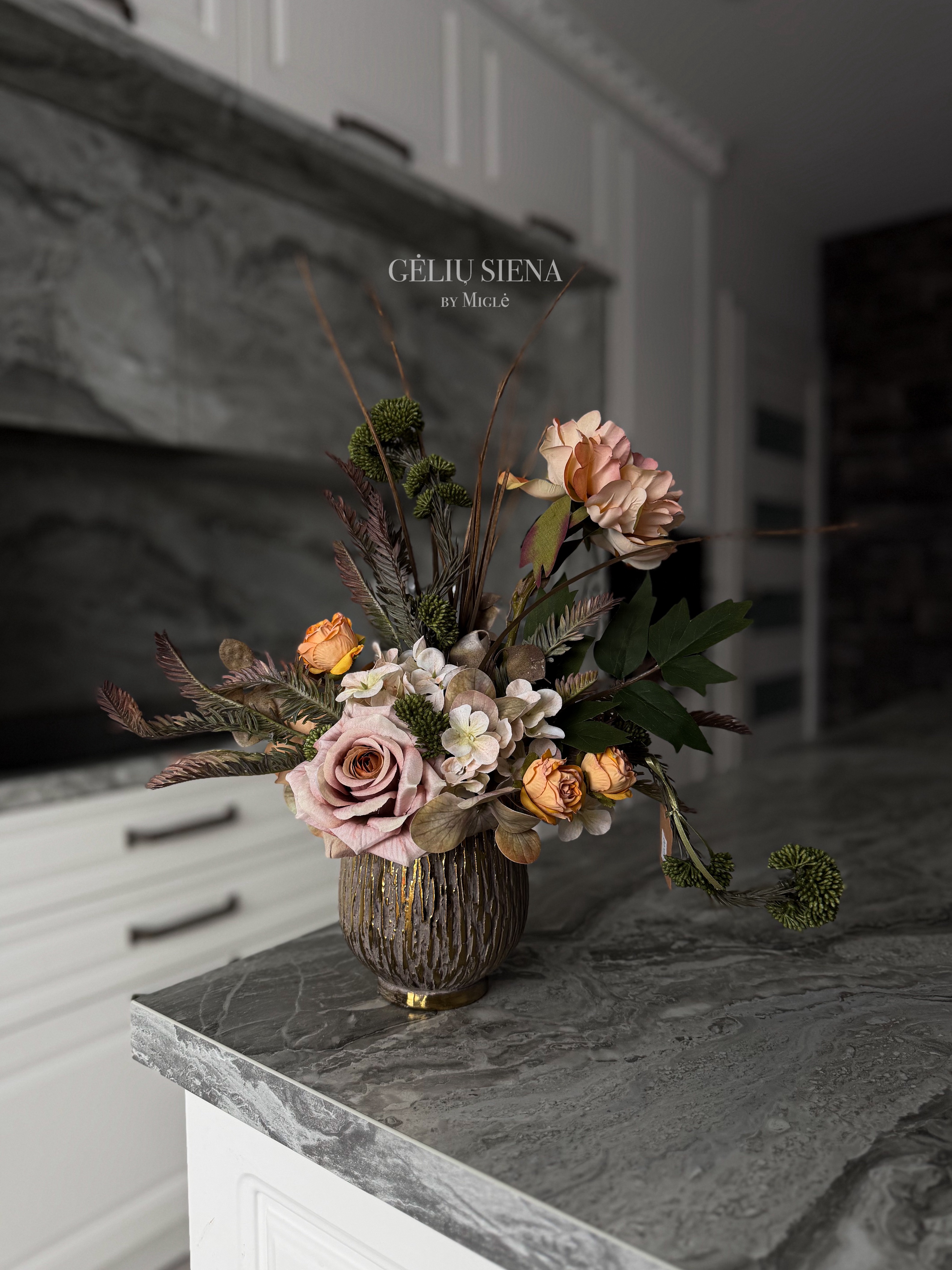 Kompozicija keramikinėje vazoje