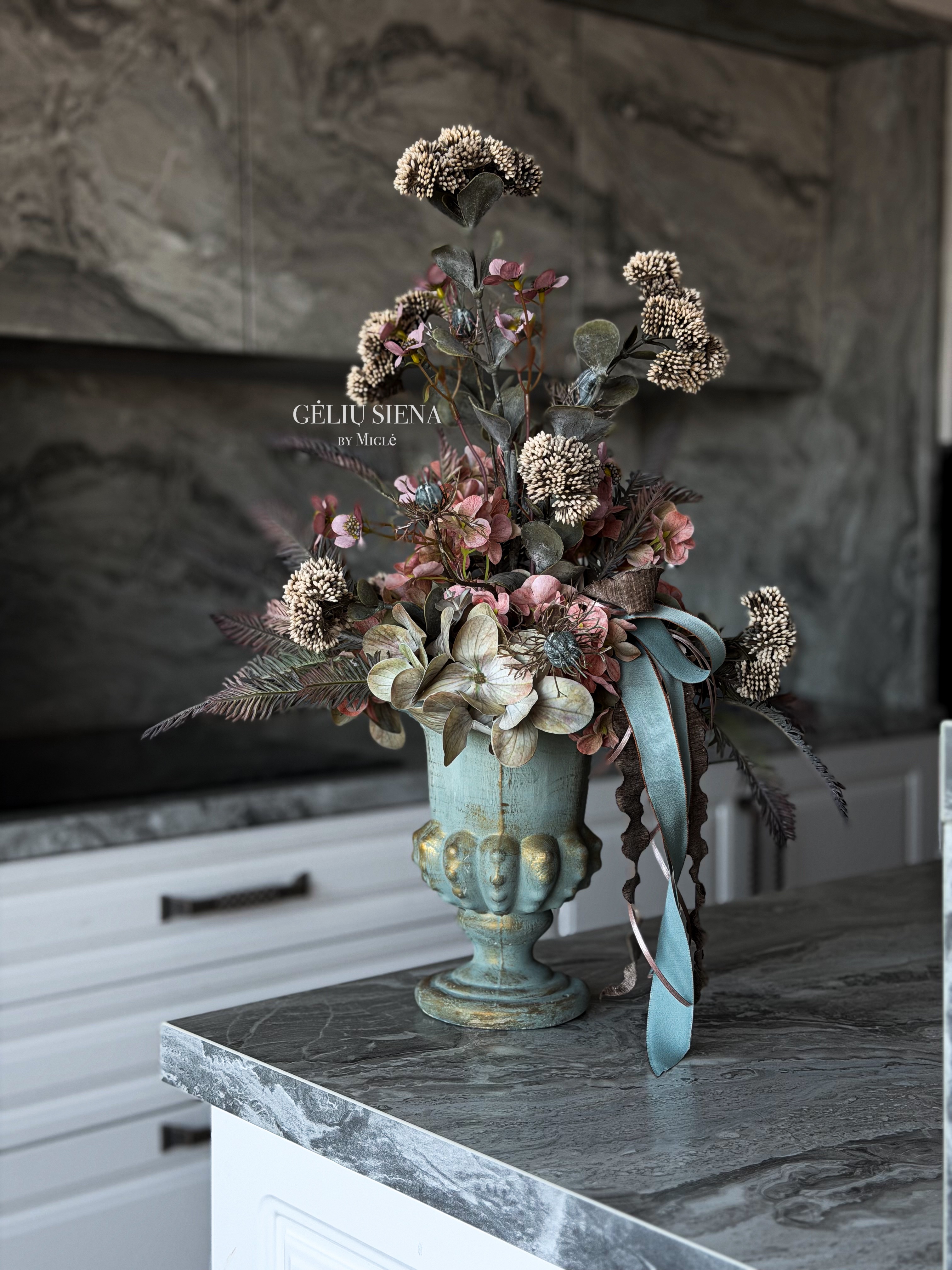 Kompozicija rankų darbo vazoje