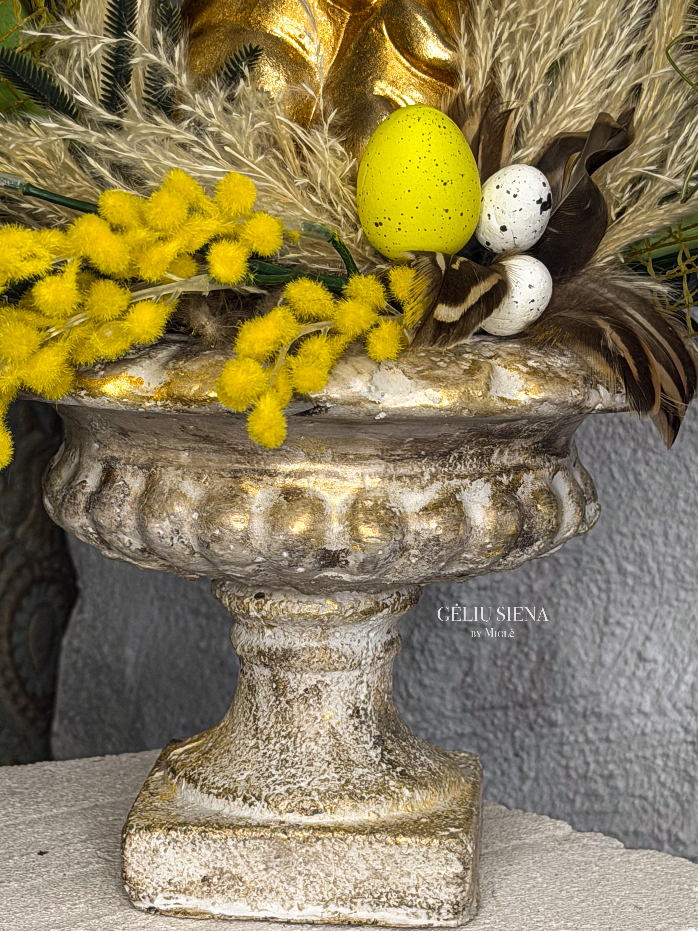 Kompozicija rankų darbo vazoje