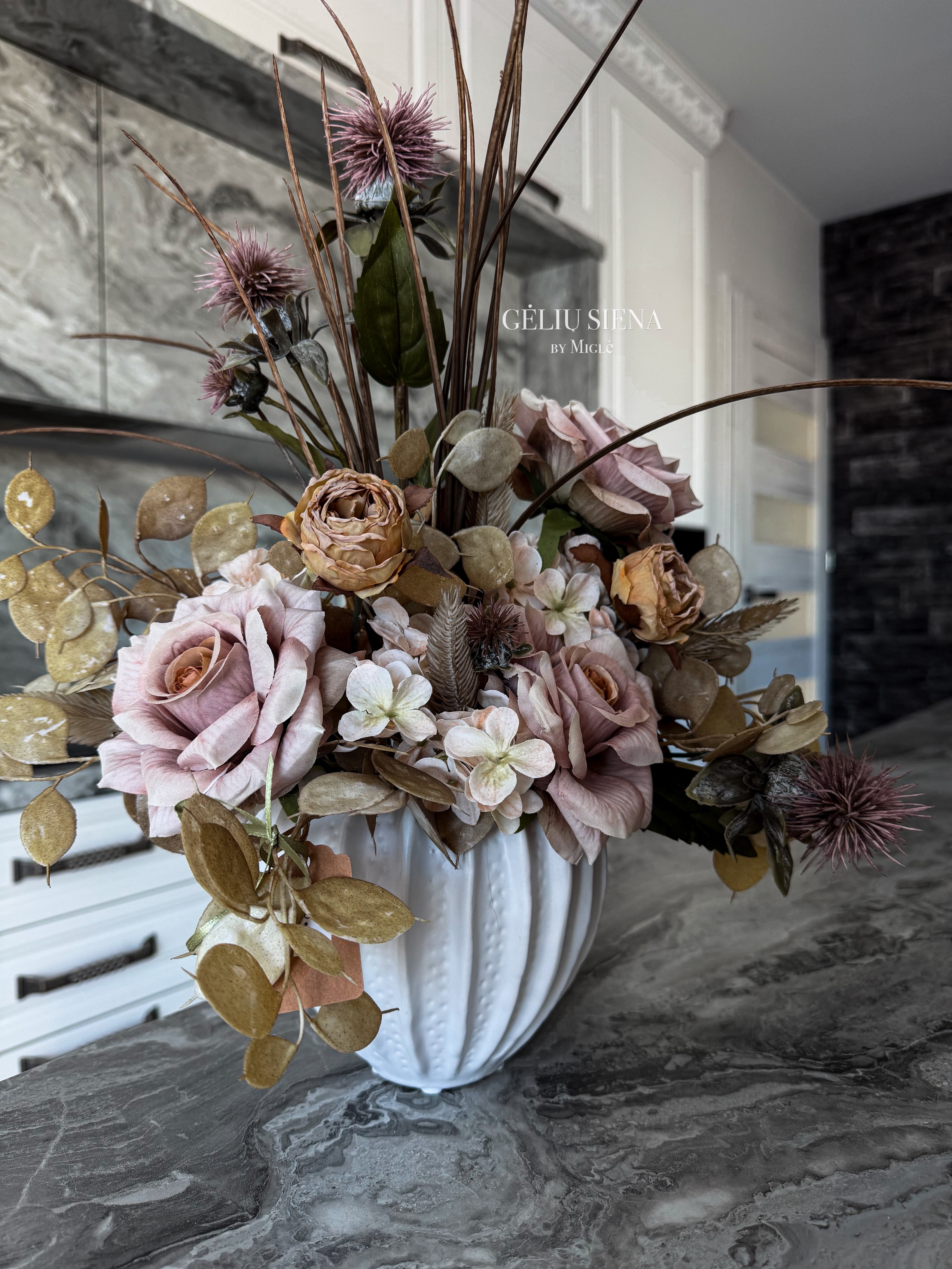 Kompozicija karamikinėje vazoje