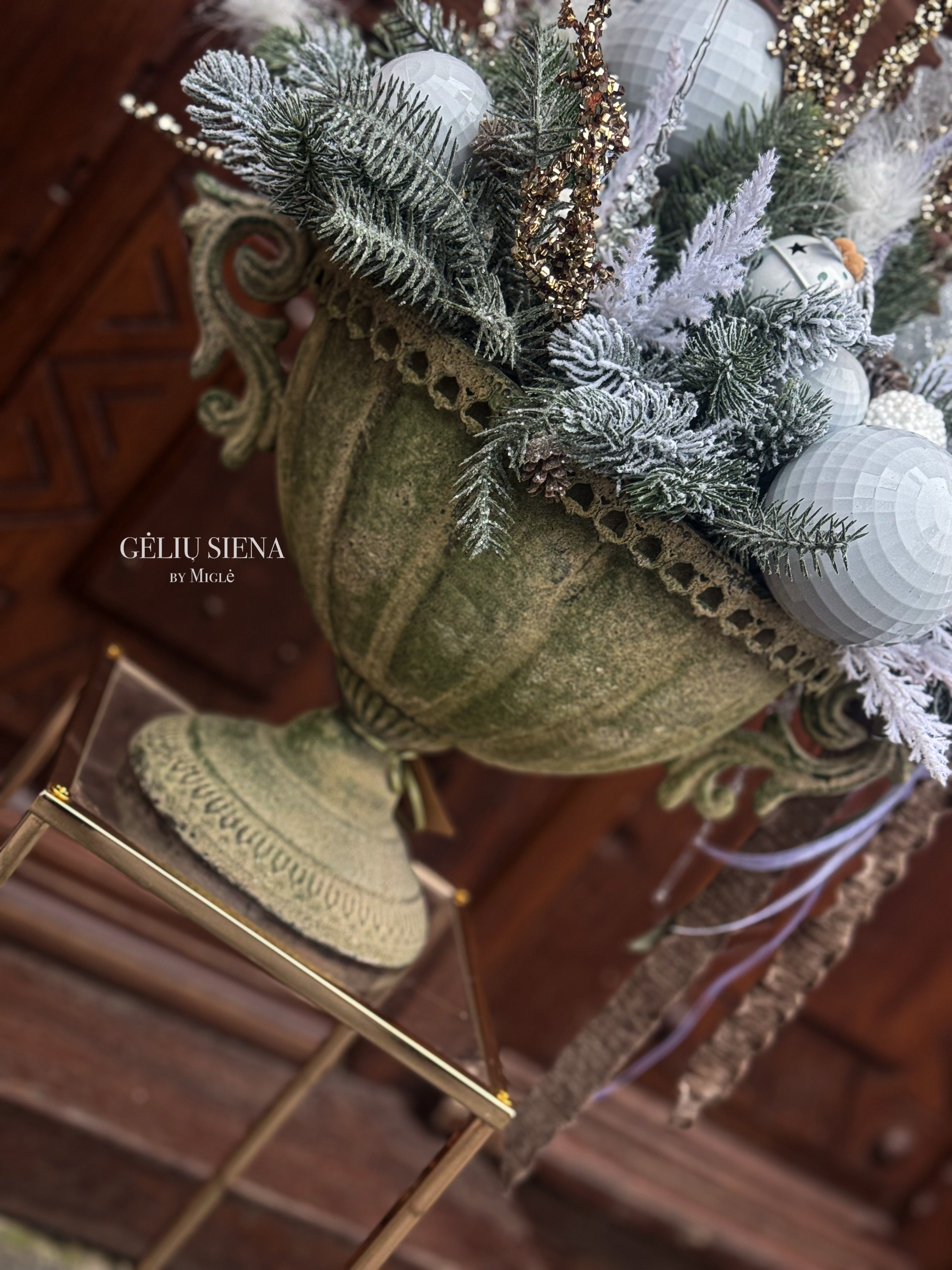 Kalėdinė kompozicija vazoje