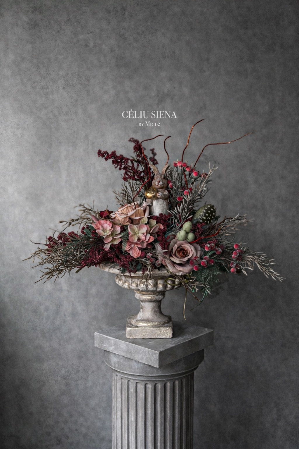 Kompozicija rankų darbo vazoje