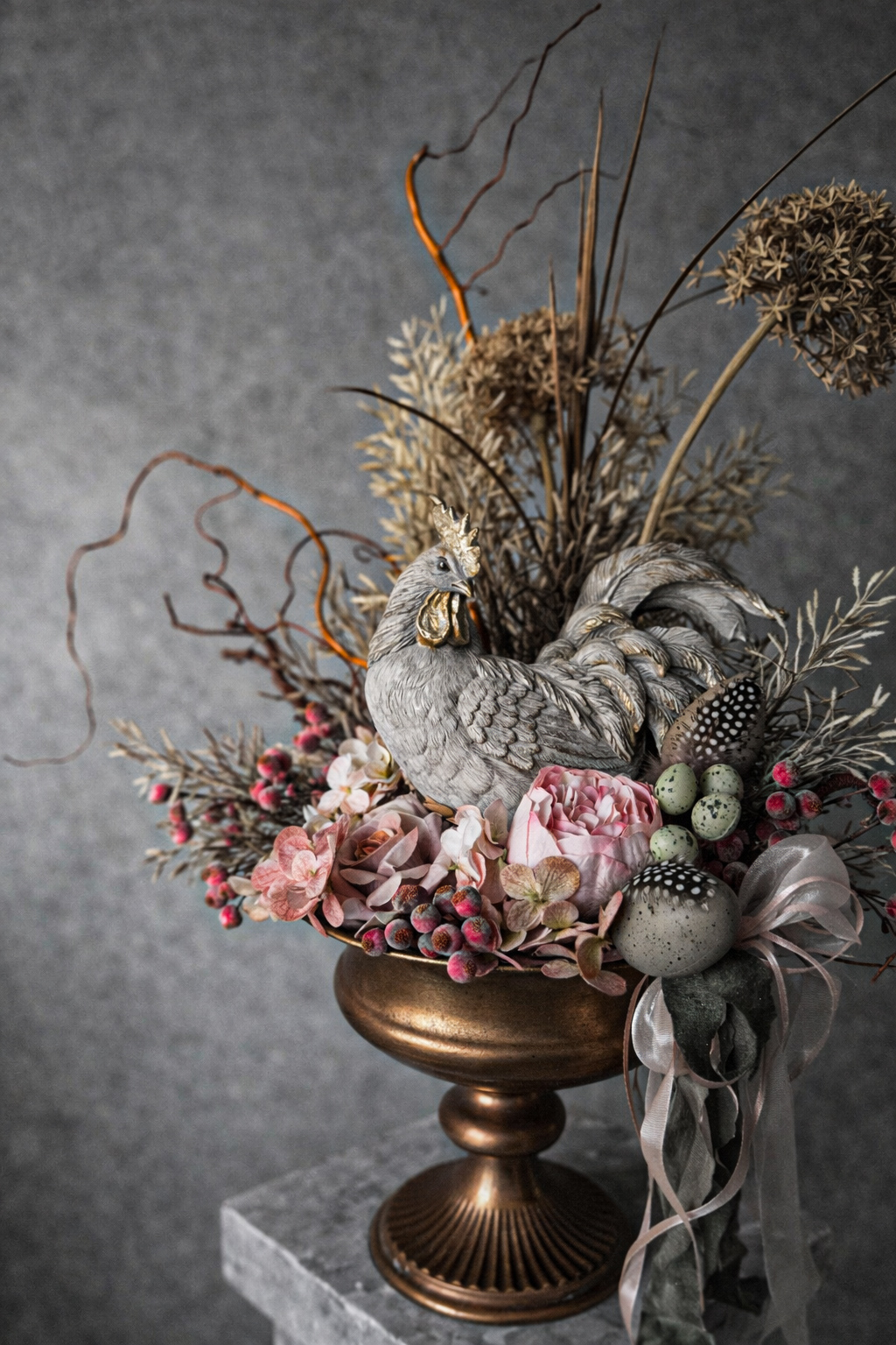 Kompozicija metalinėje vazoje