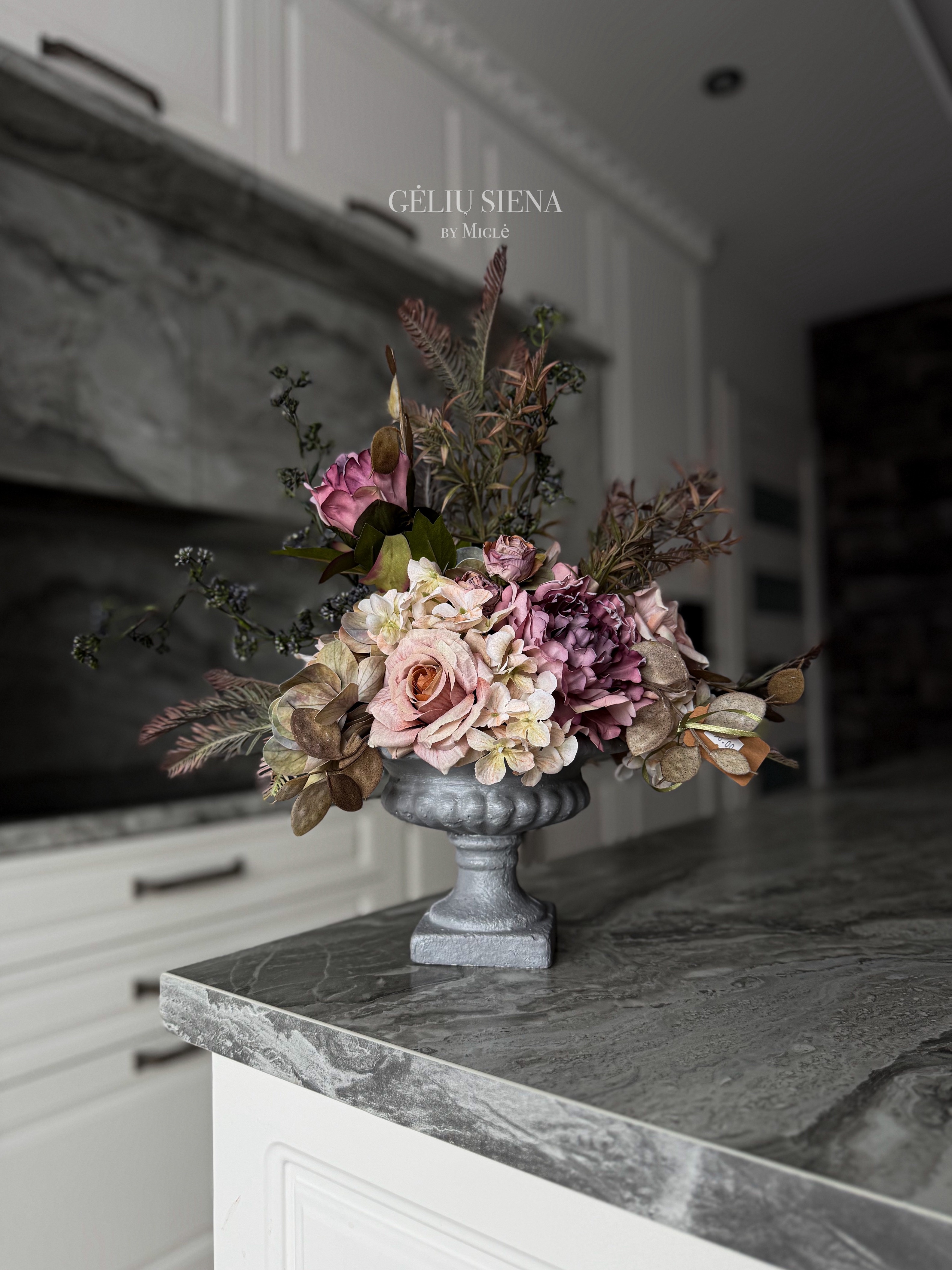 Kompozicija rankų darbo vazoje