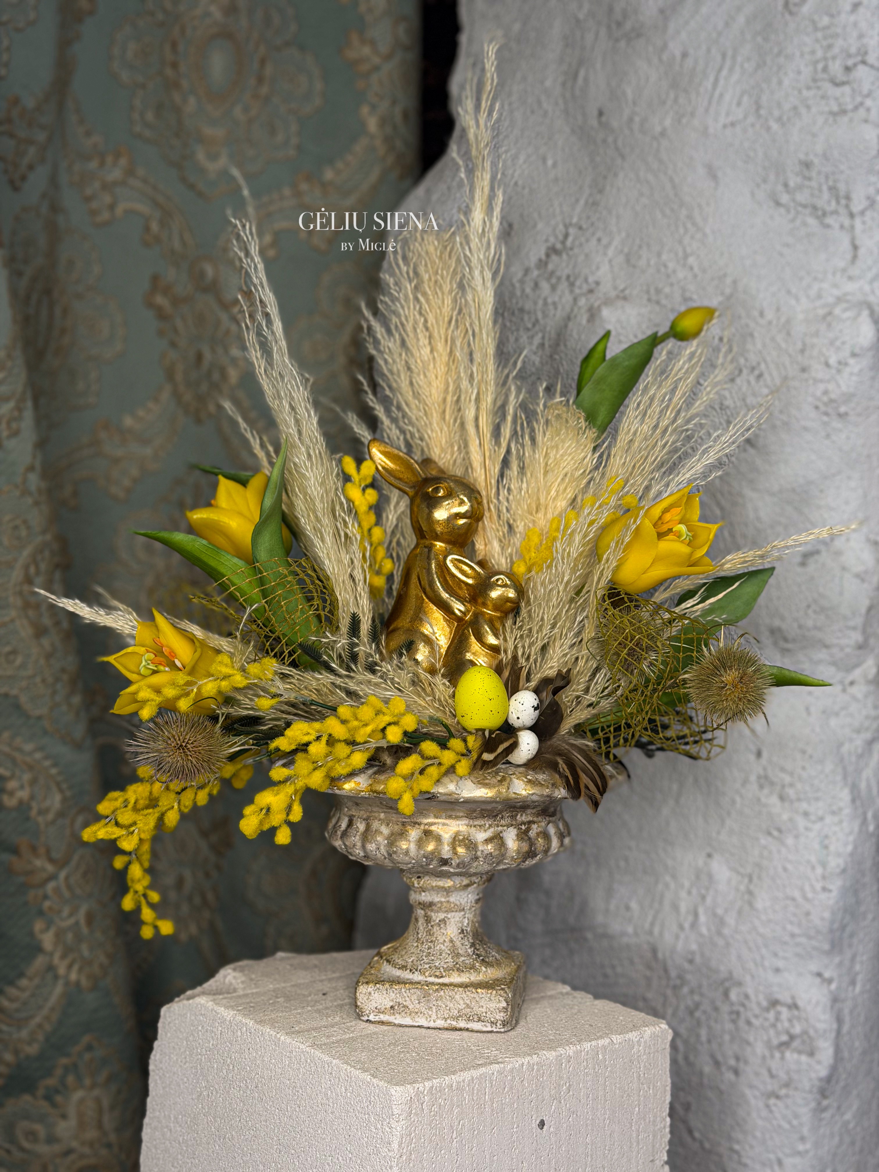 Kompozicija rankų darbo vazoje