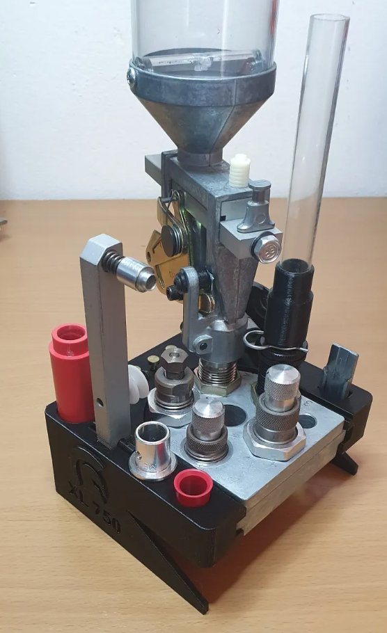 Veggfeste til Dillon XL 650 / XL750-dieholderplate
