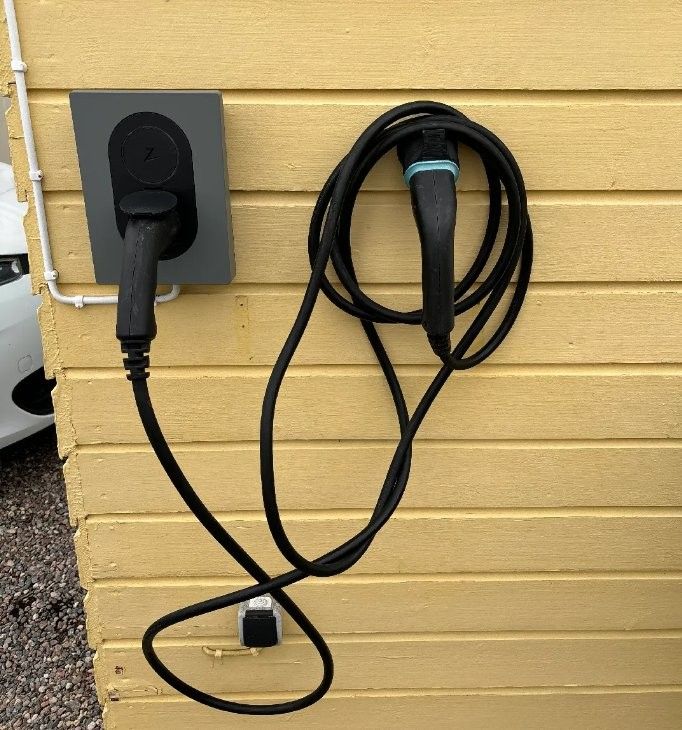 Veggfeste til elbillader