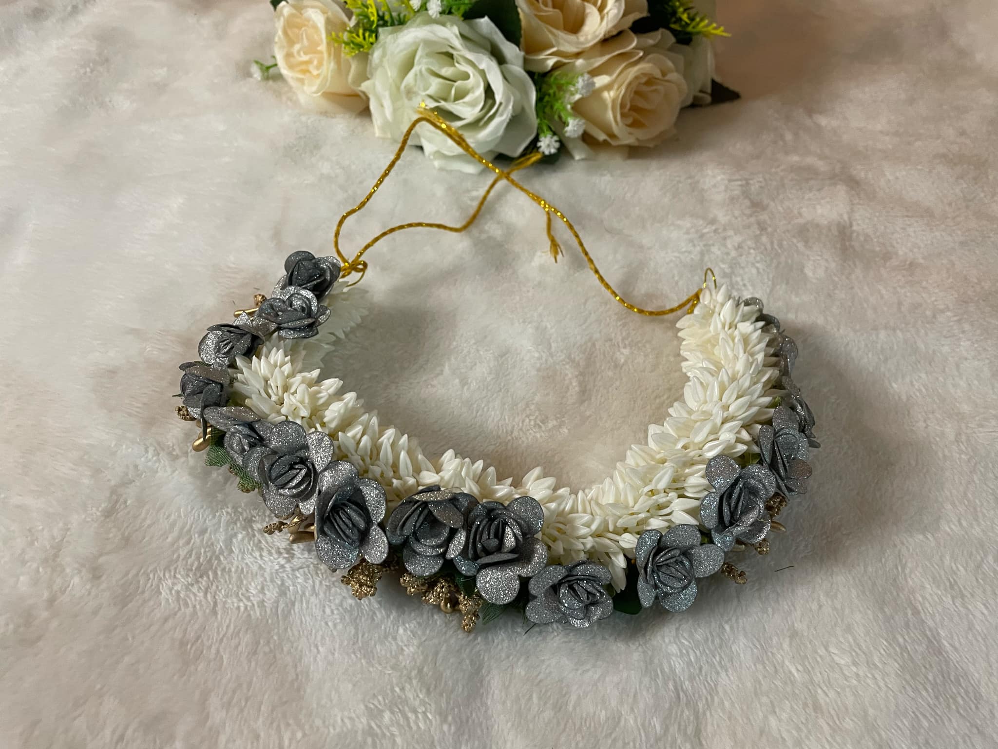 Couronne de fleurs gris