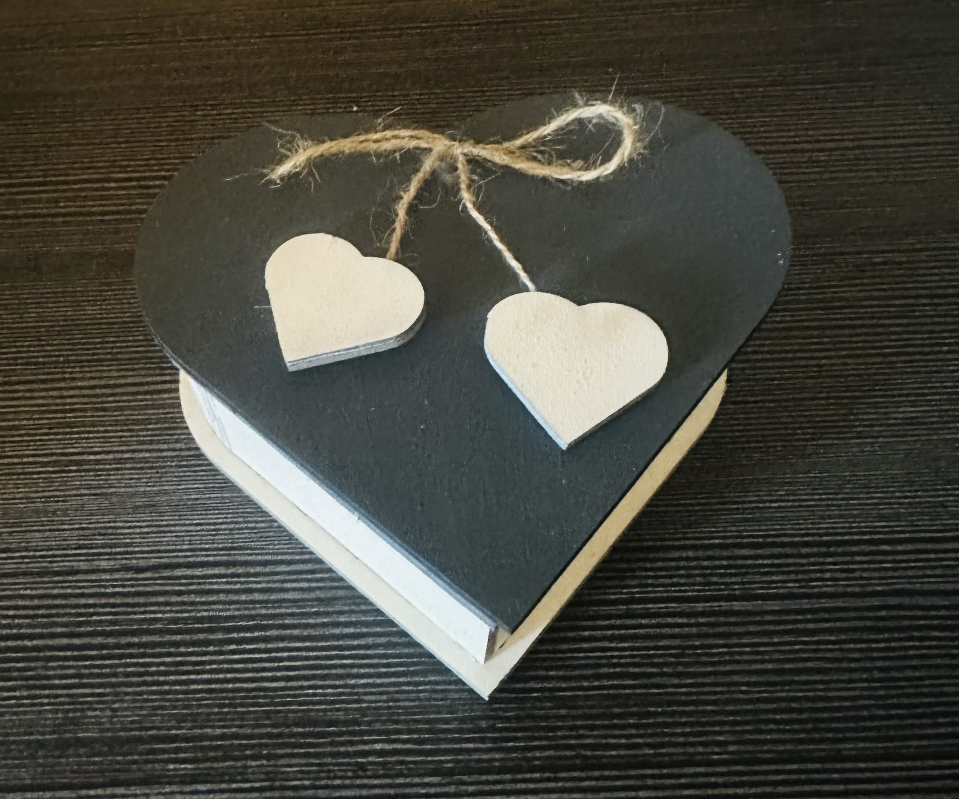 Herzförmige Schachtel Grau/Weiß