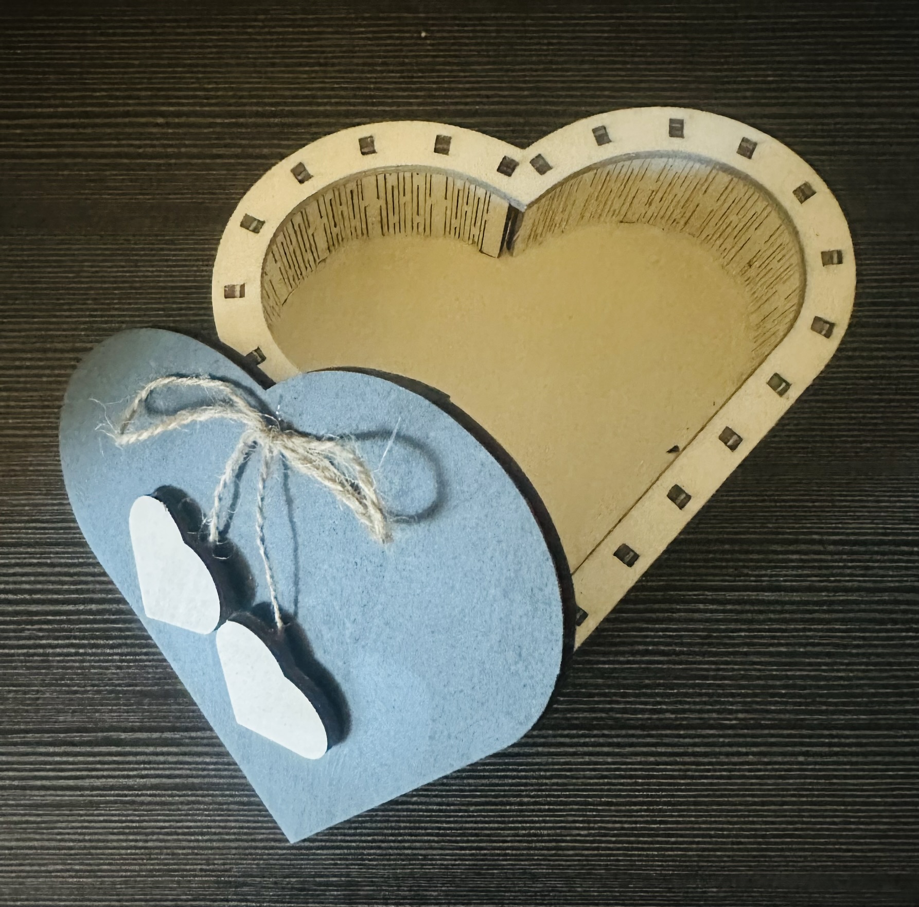 Herzförmige Schachtel Grau/Weiß