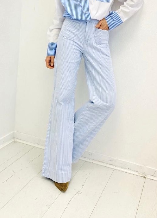 Pantalon à pattes d'éléphant bleu clair rayé