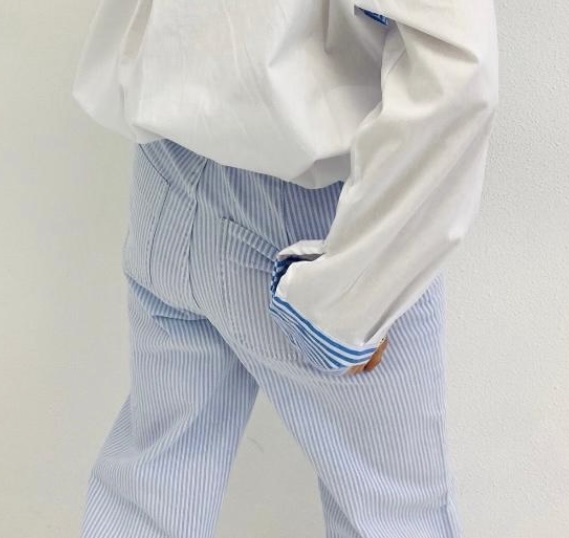 Pantalon à pattes d'éléphant bleu clair rayé