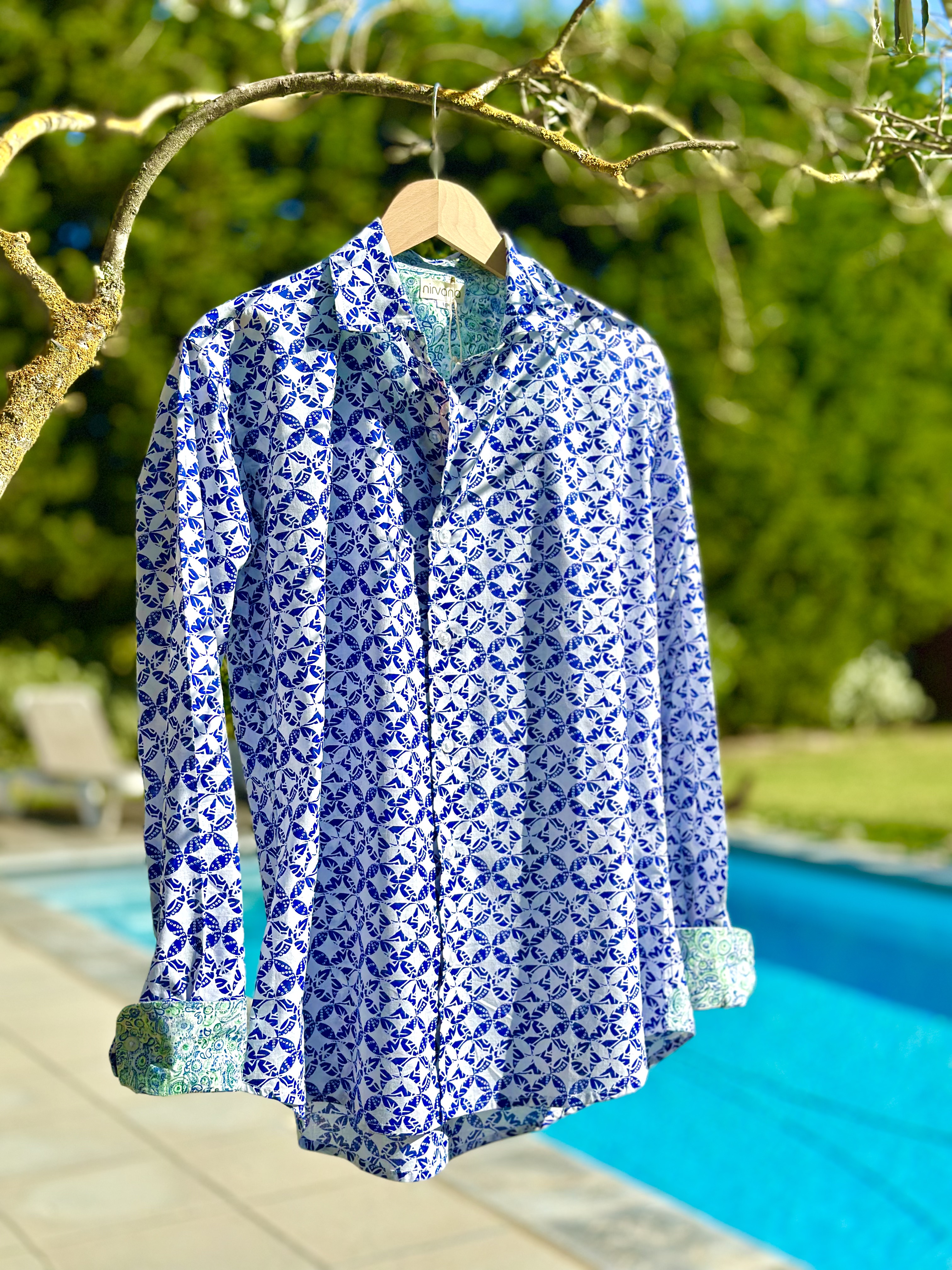 Chemise à motifs bleus
