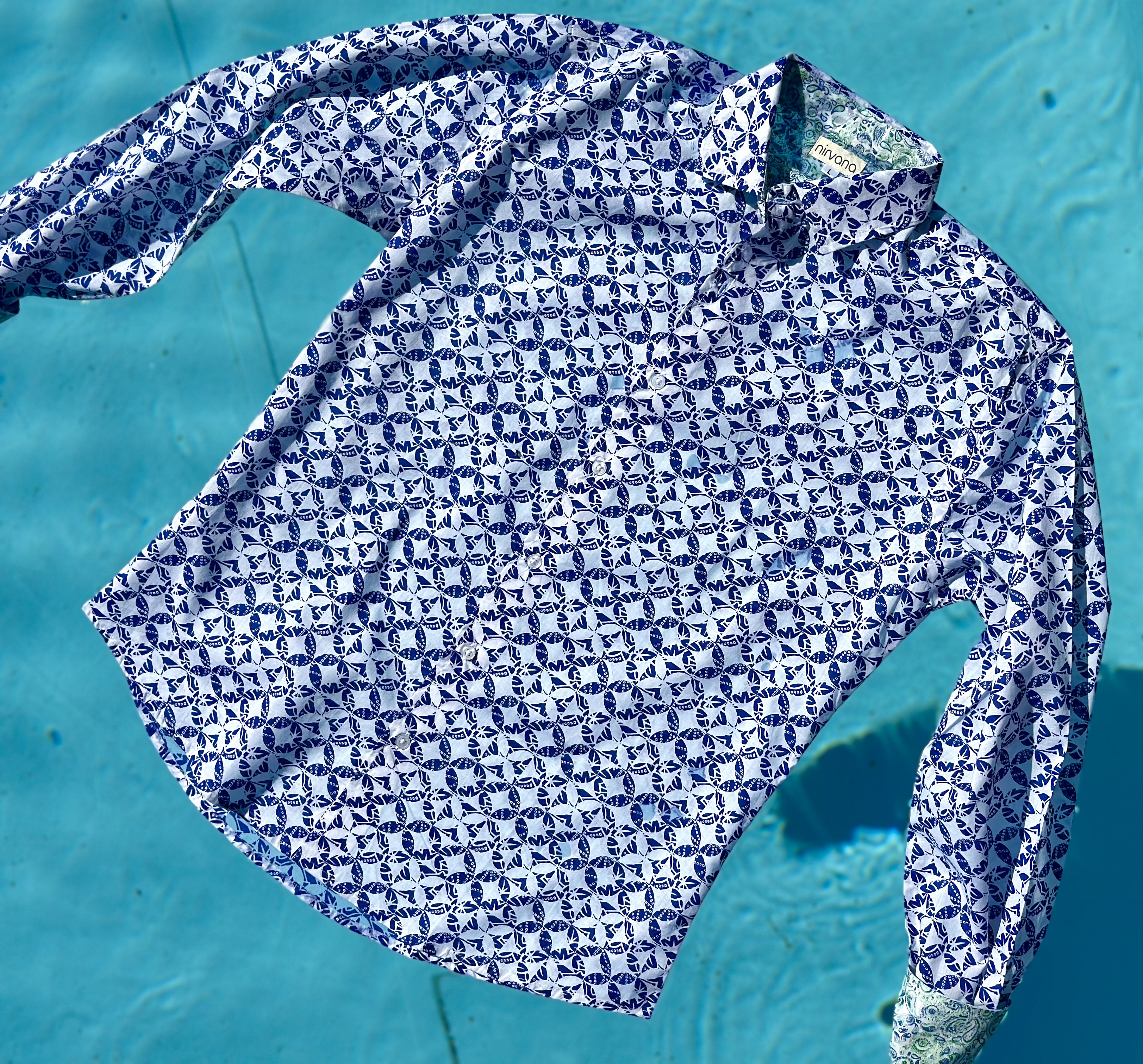 Chemise à motifs bleus