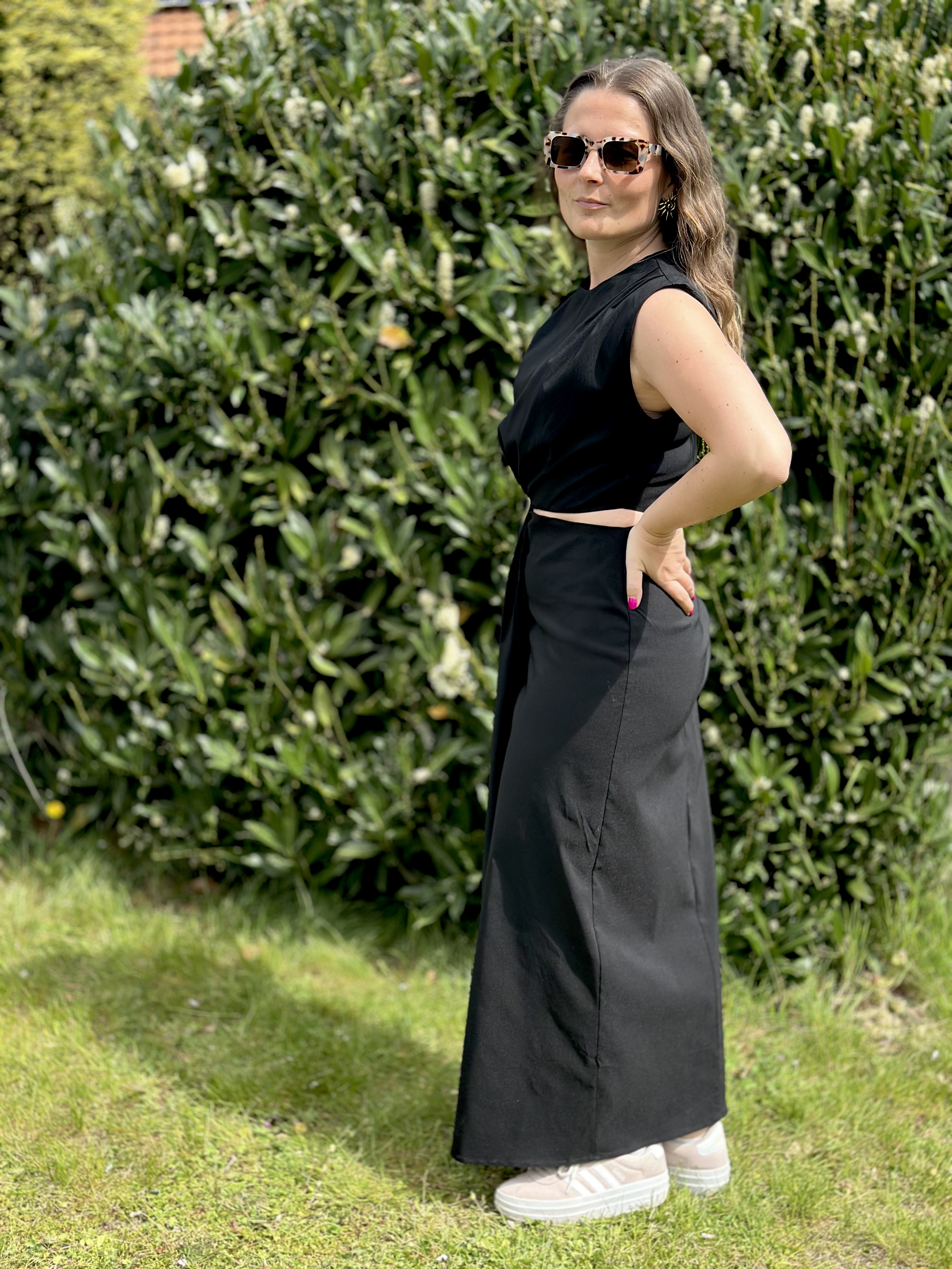 Robe Noire avec ouvertures cotés