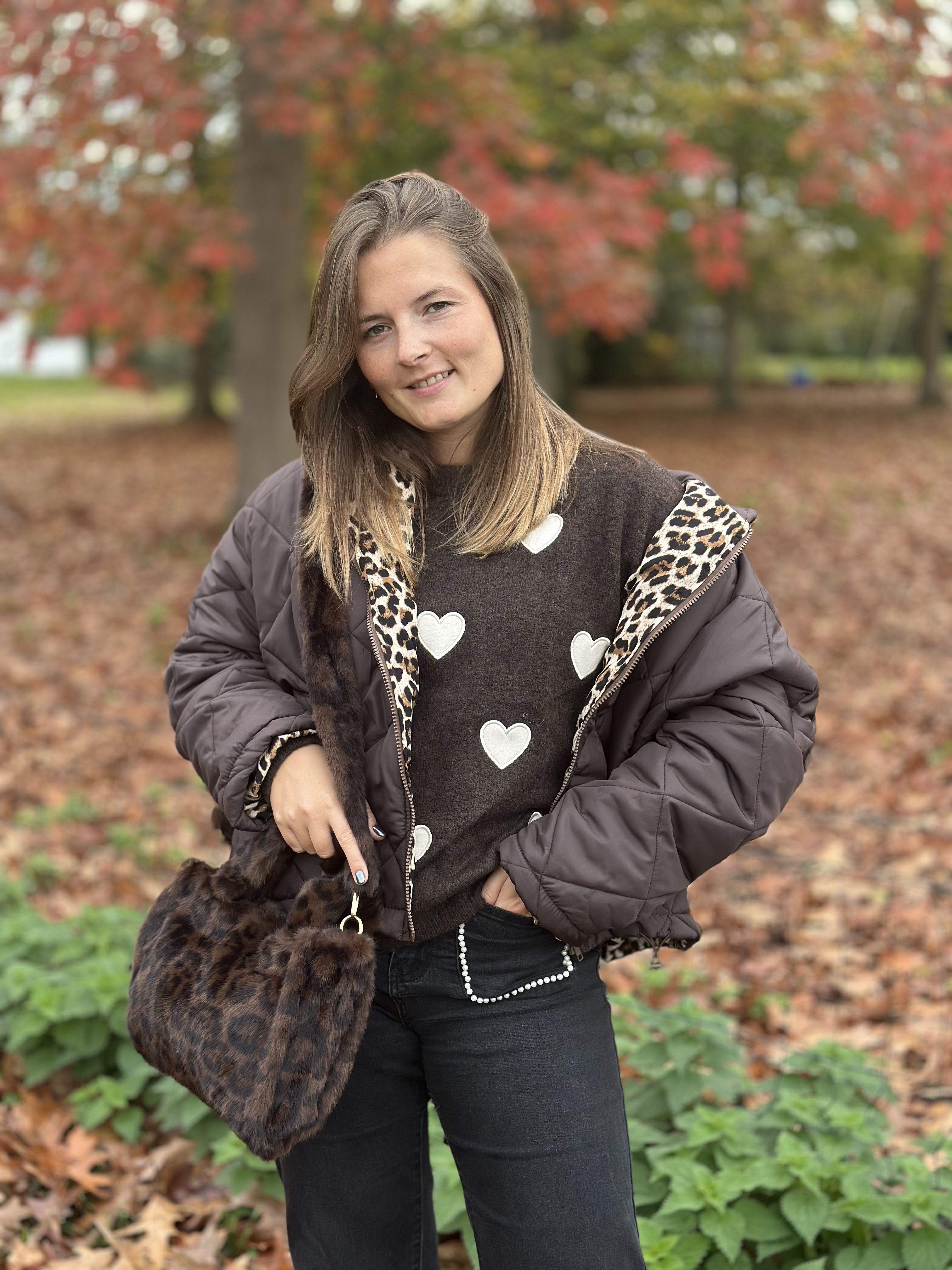 Pull chocolat avec motifs cœurs