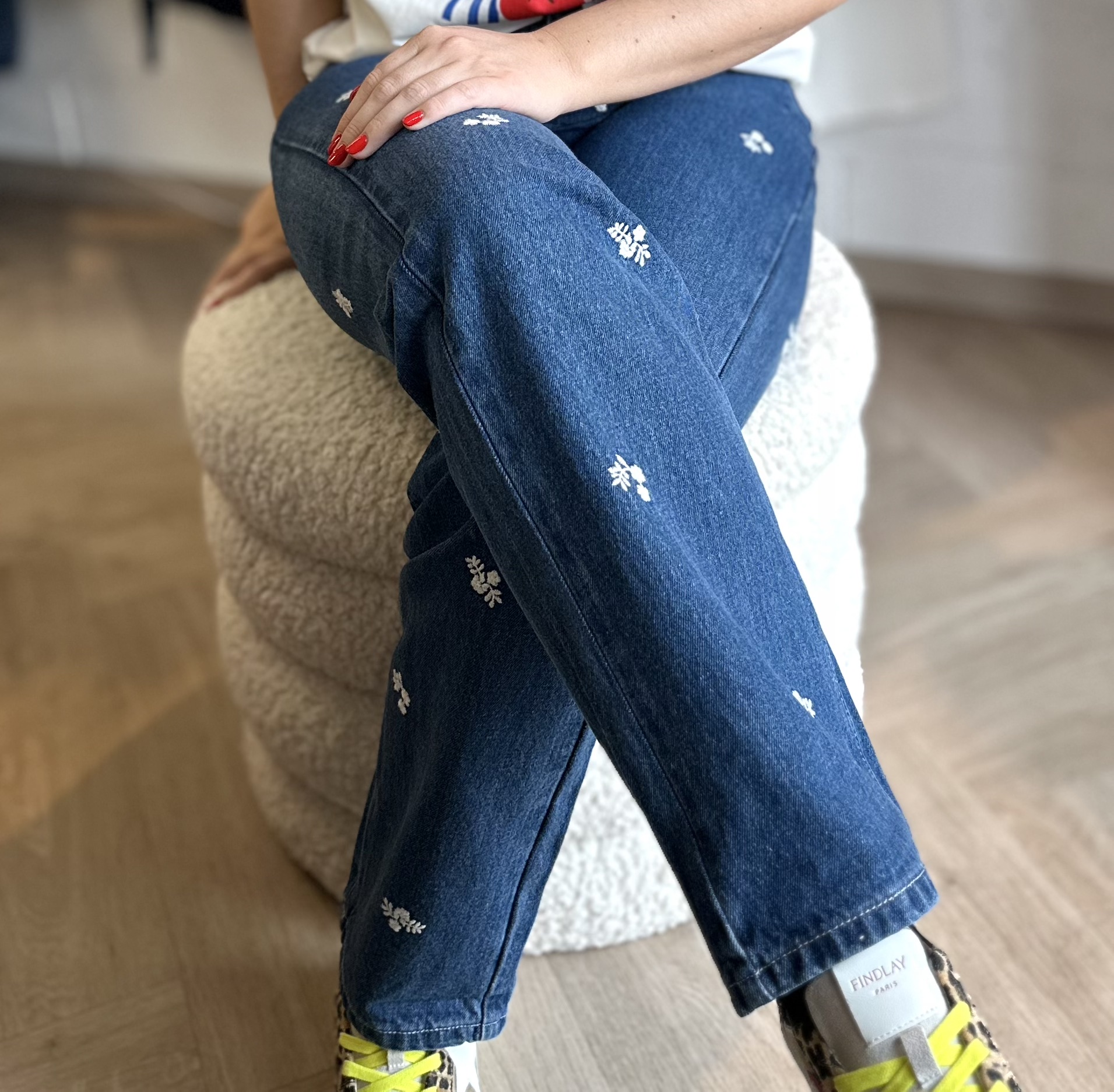 Jean bleu à motifs floraux