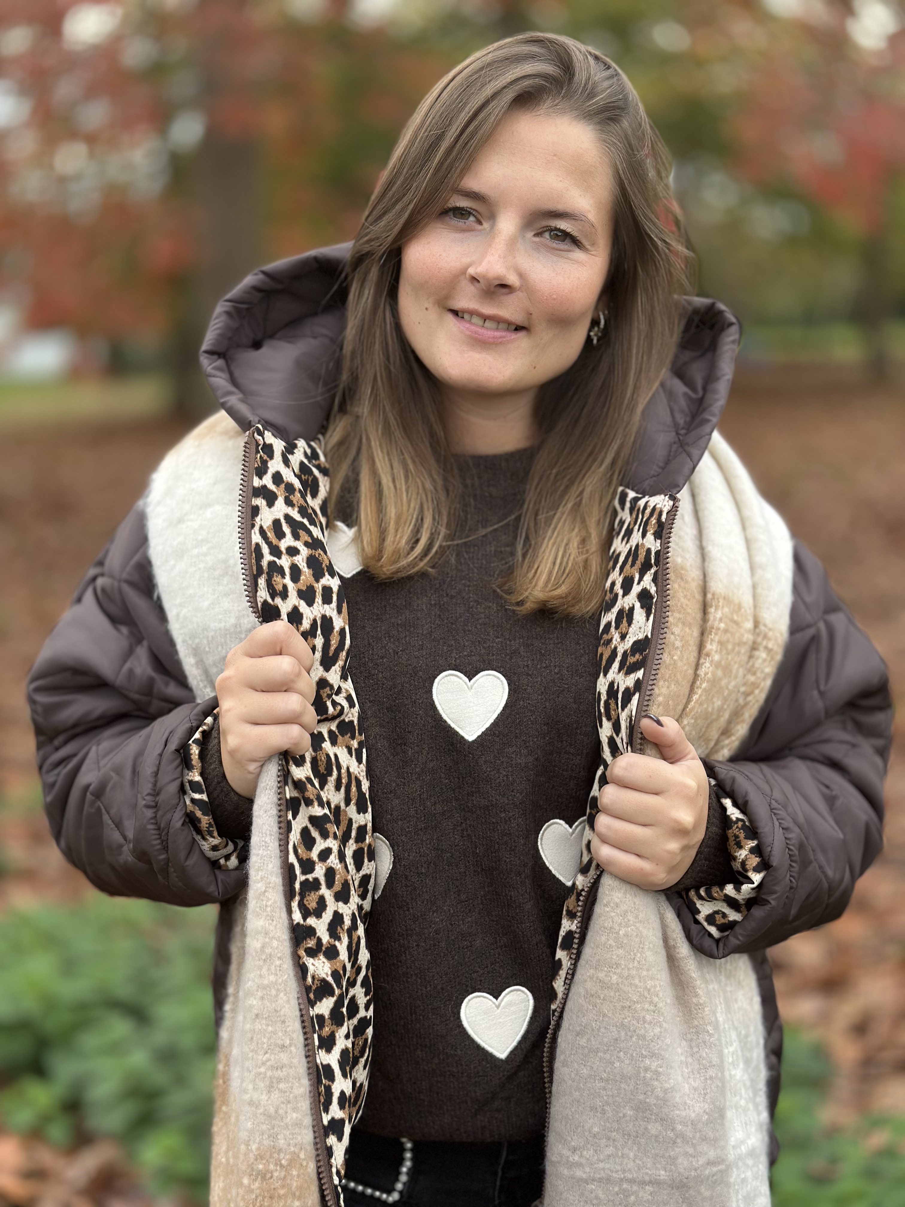 Pull chocolat avec motifs cœurs