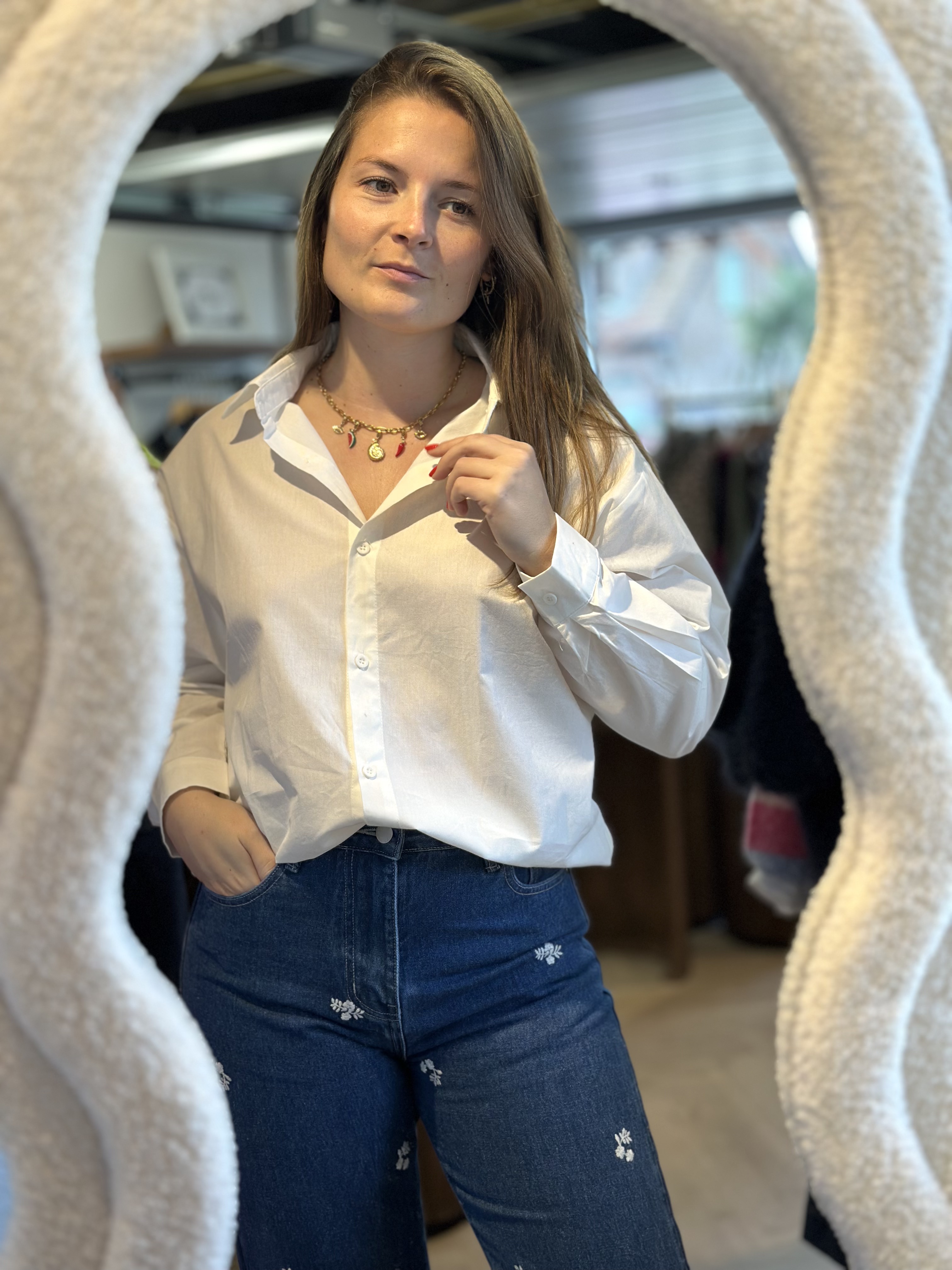 Jean bleu à motifs floraux