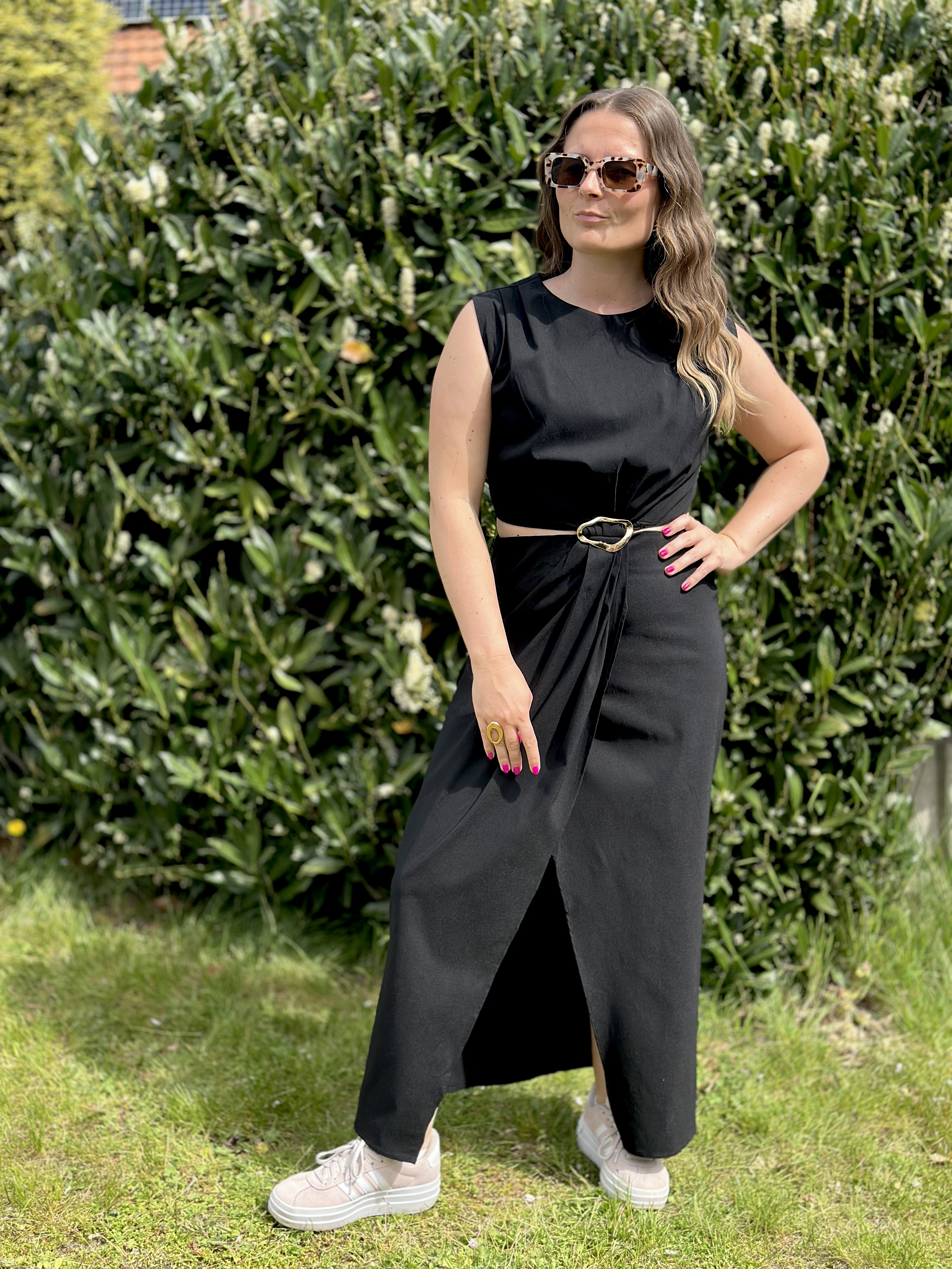 Robe Noire avec ouvertures cotés