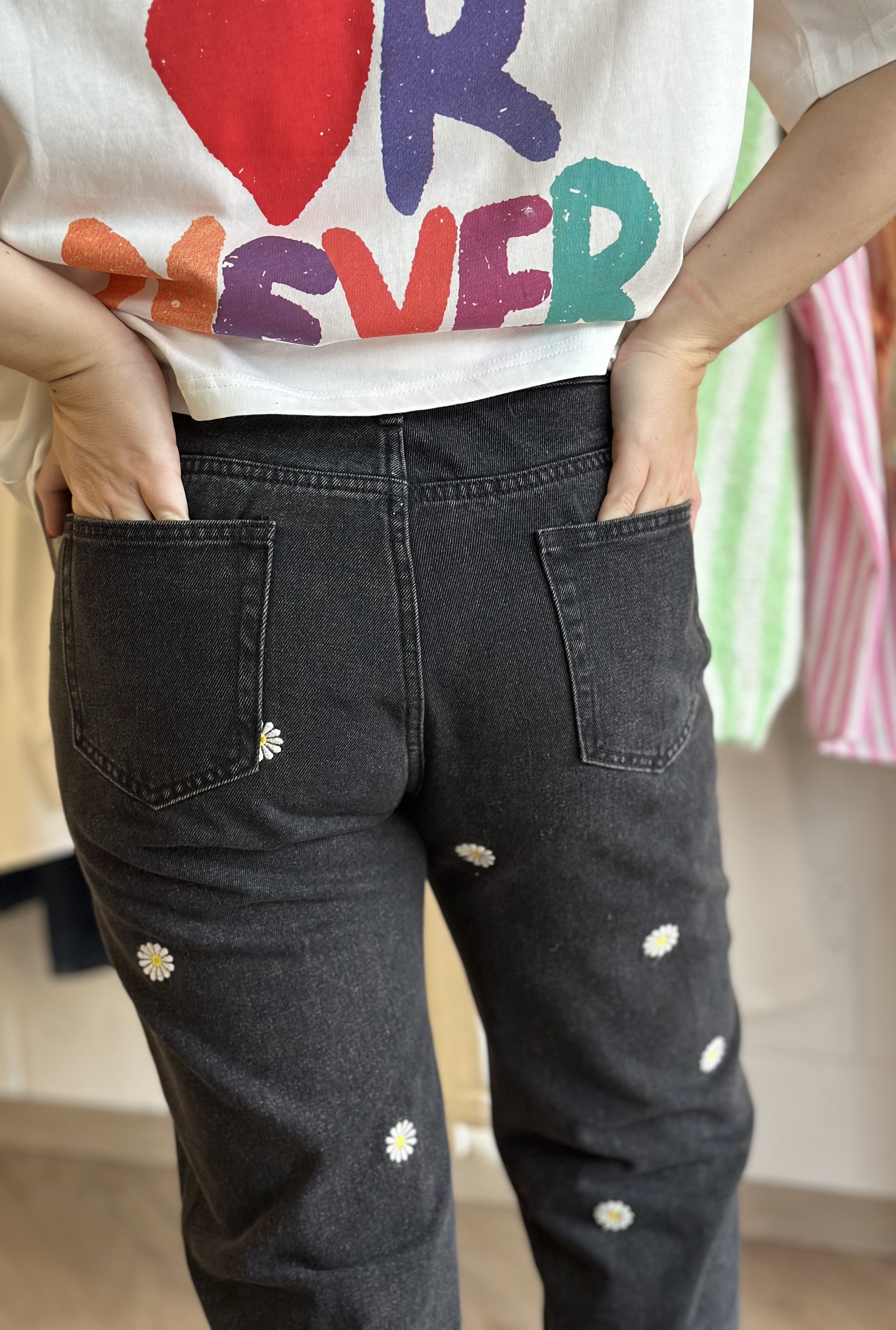 Jean noir à fleurs marguerites