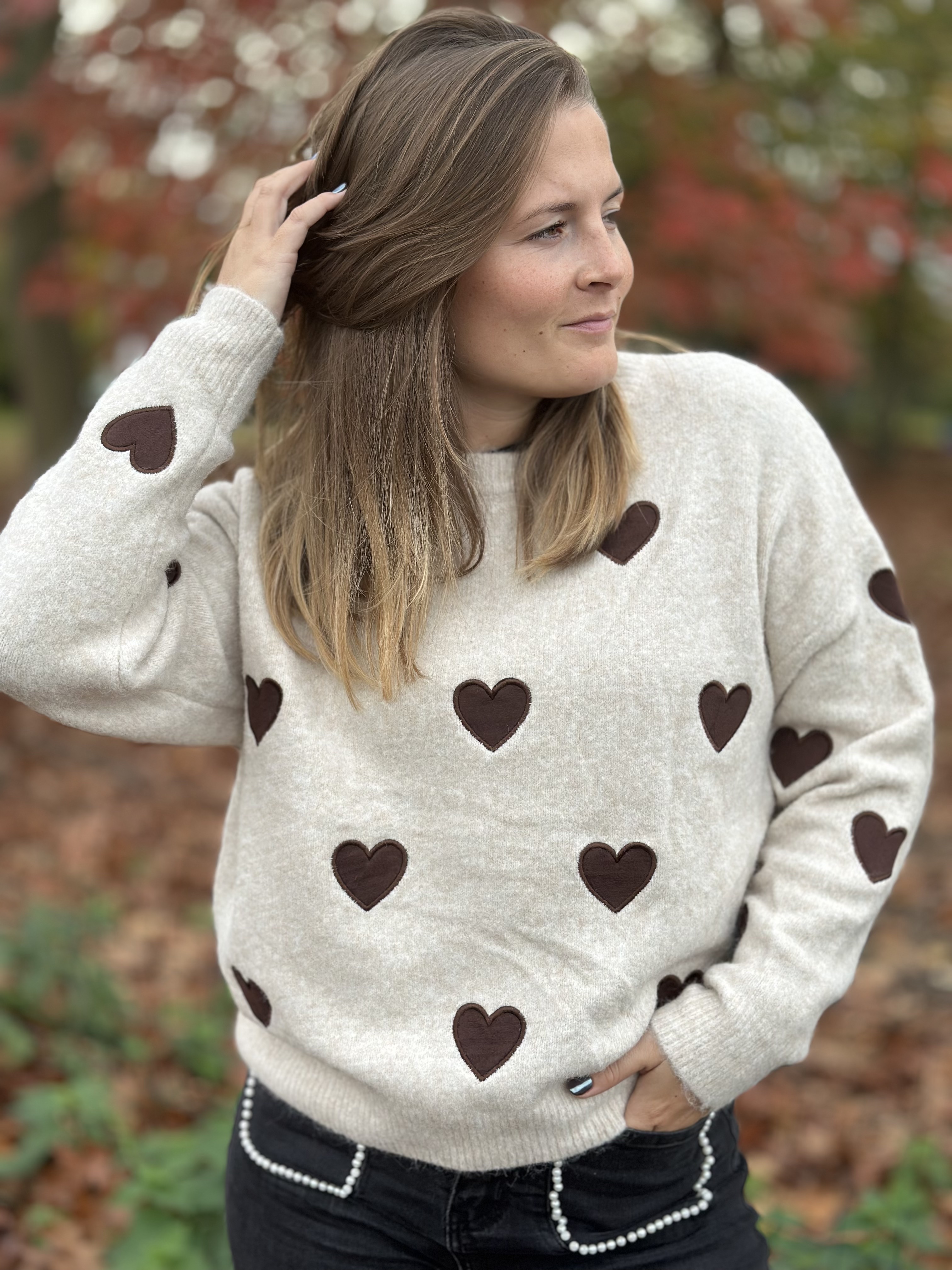 Pull beige à motifs cœurs