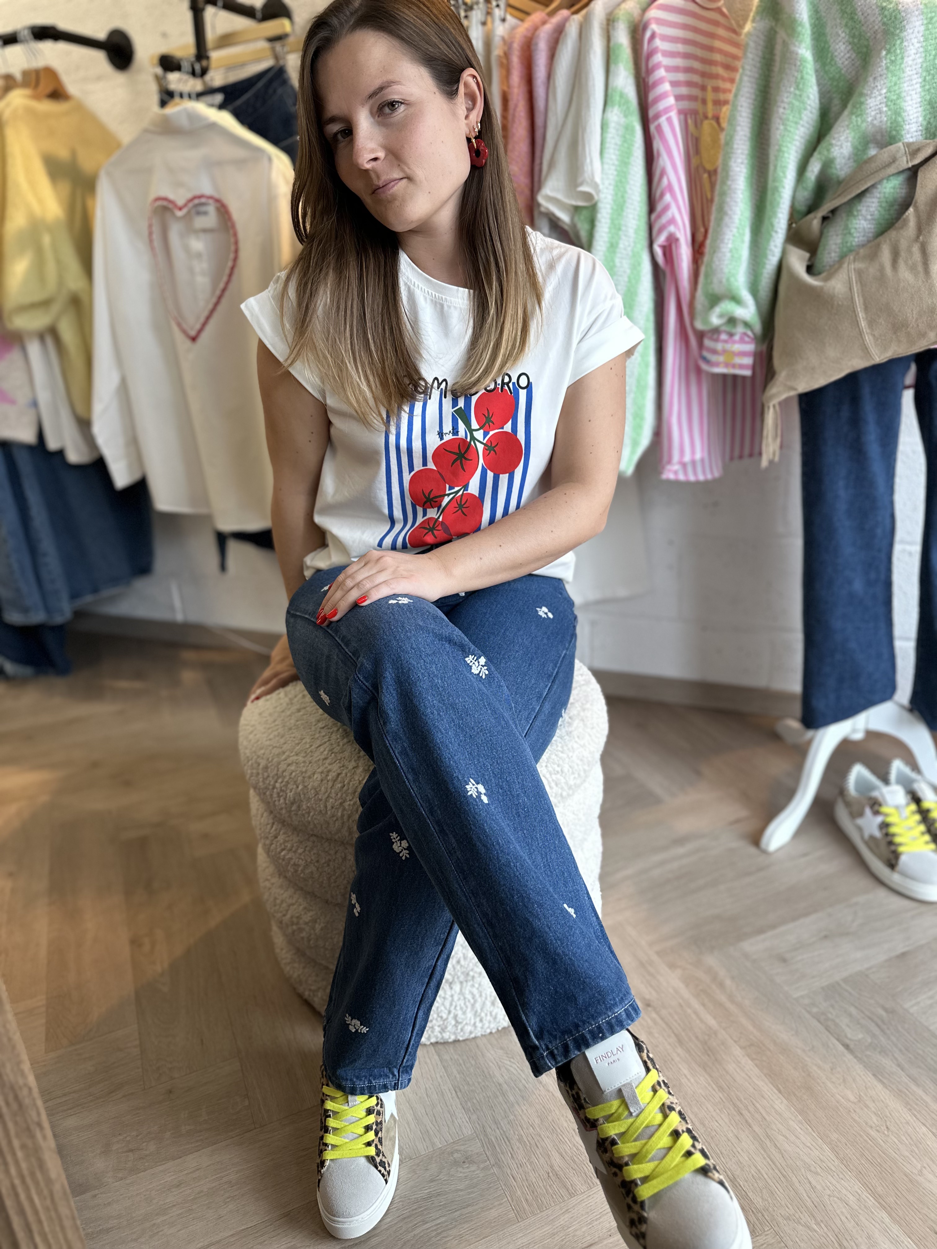 Jean bleu à motifs floraux