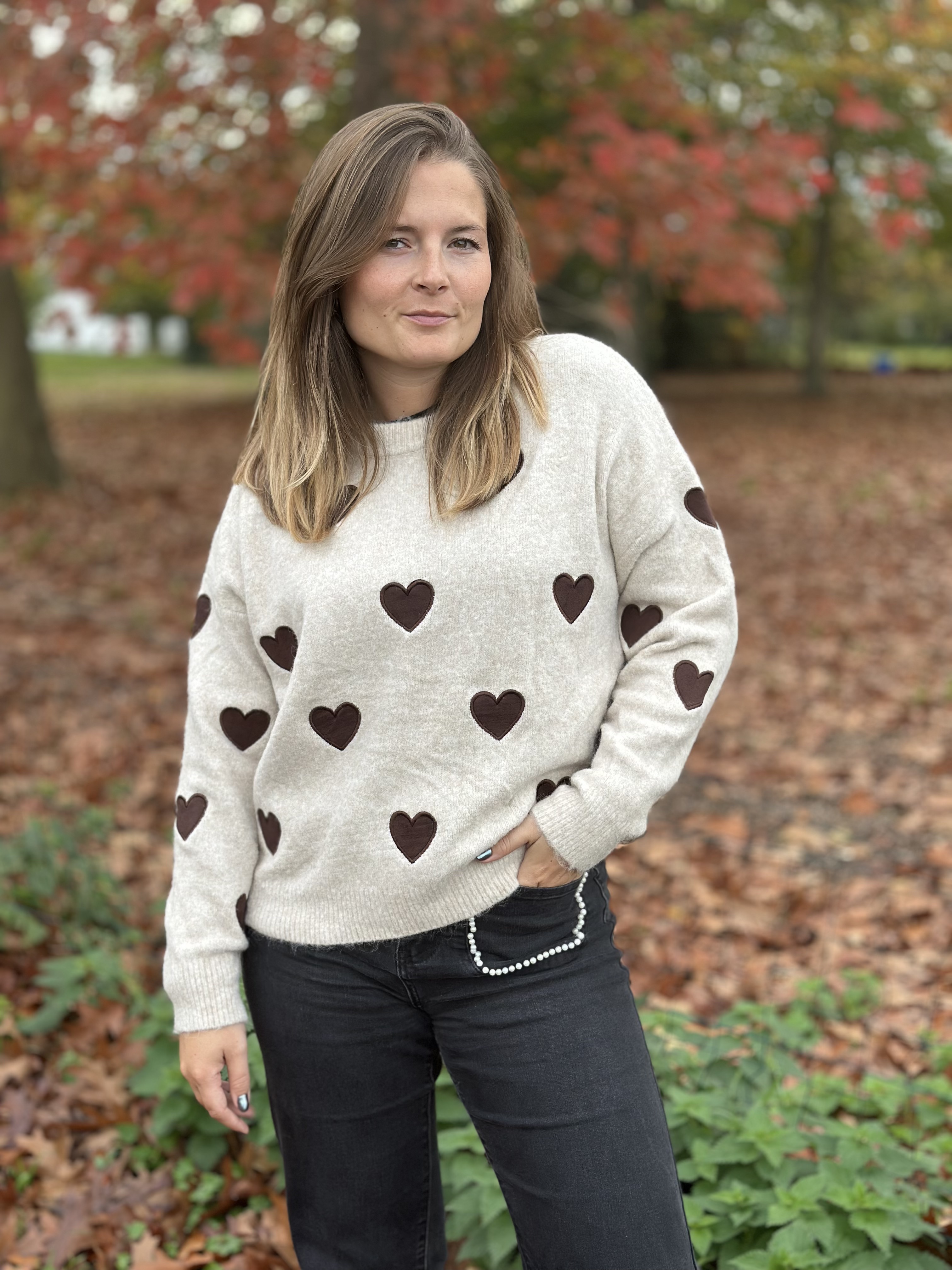 Pull beige à motifs cœurs