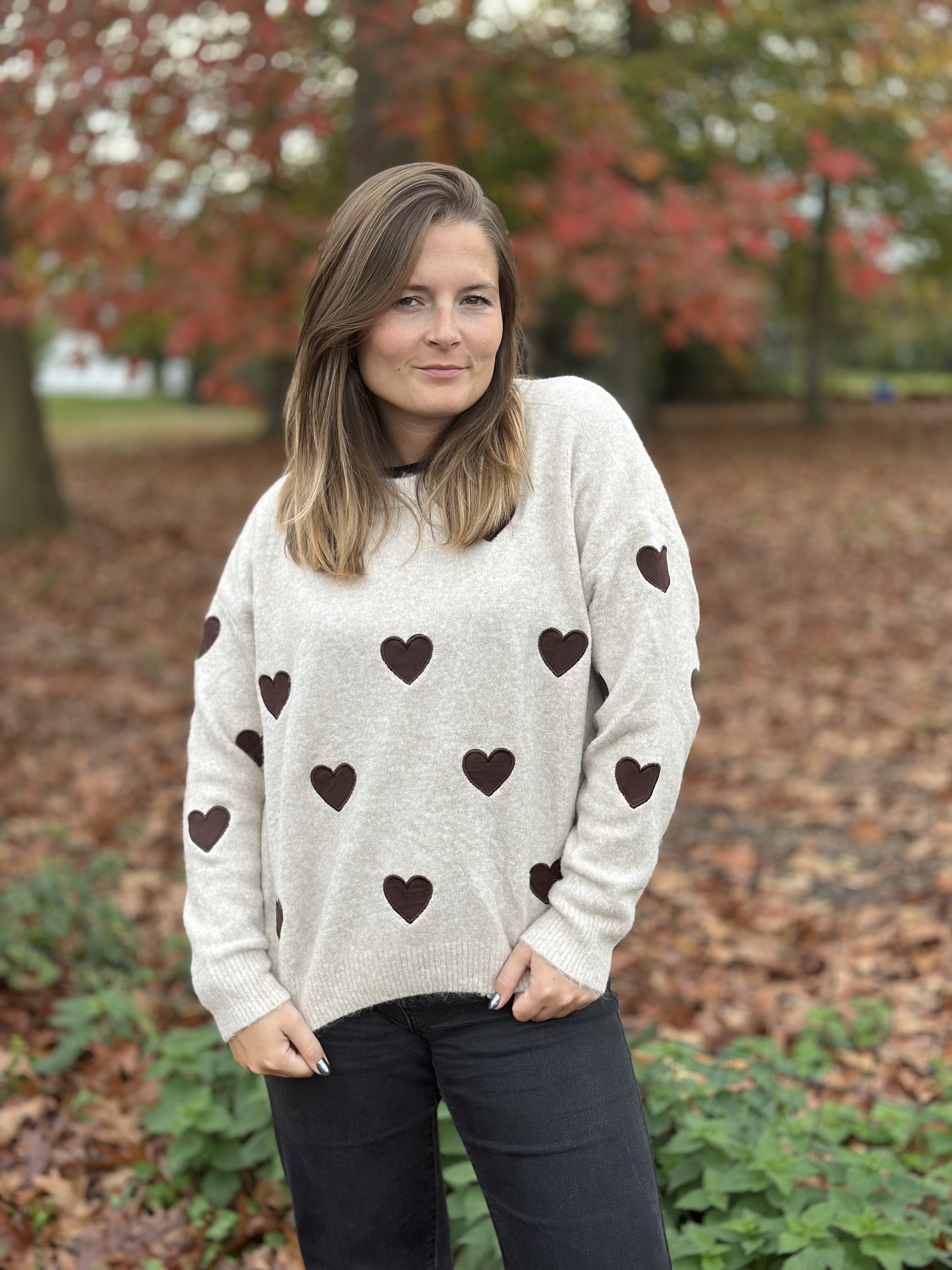 Pull beige à motifs cœurs