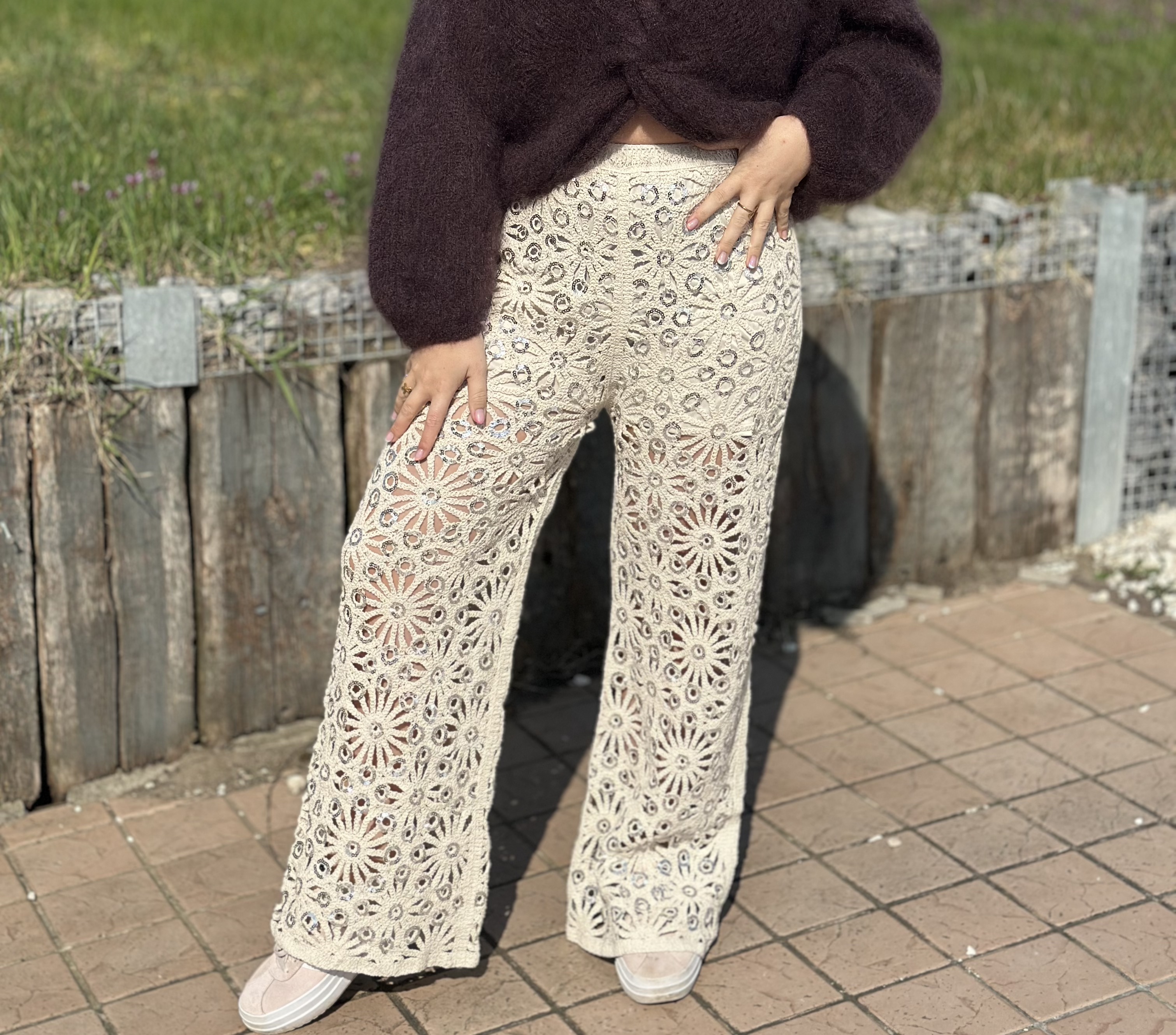 Pantalon en crochet floral en sequins
