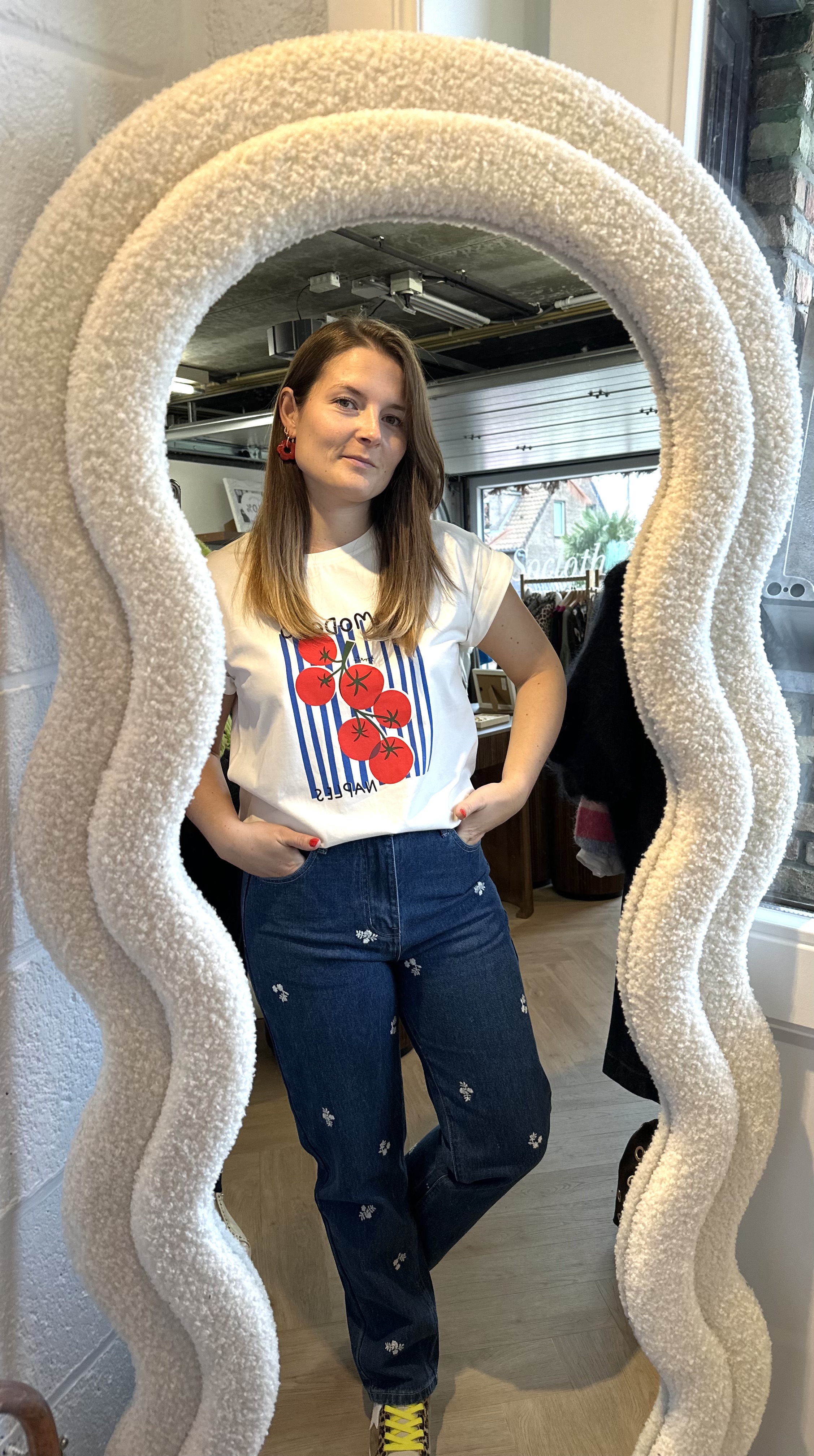 Jean bleu à motifs floraux