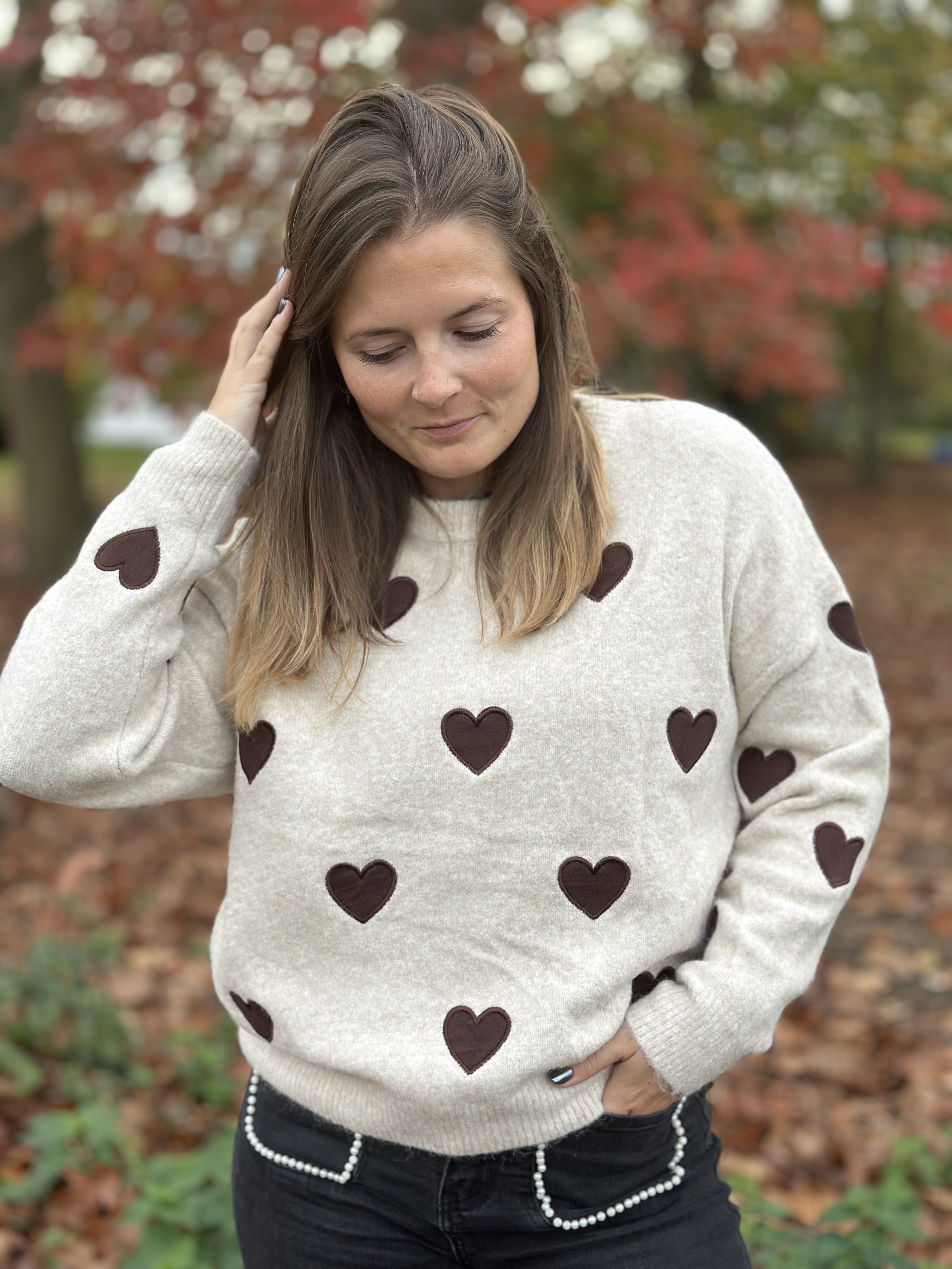 Pull beige à motifs cœurs
