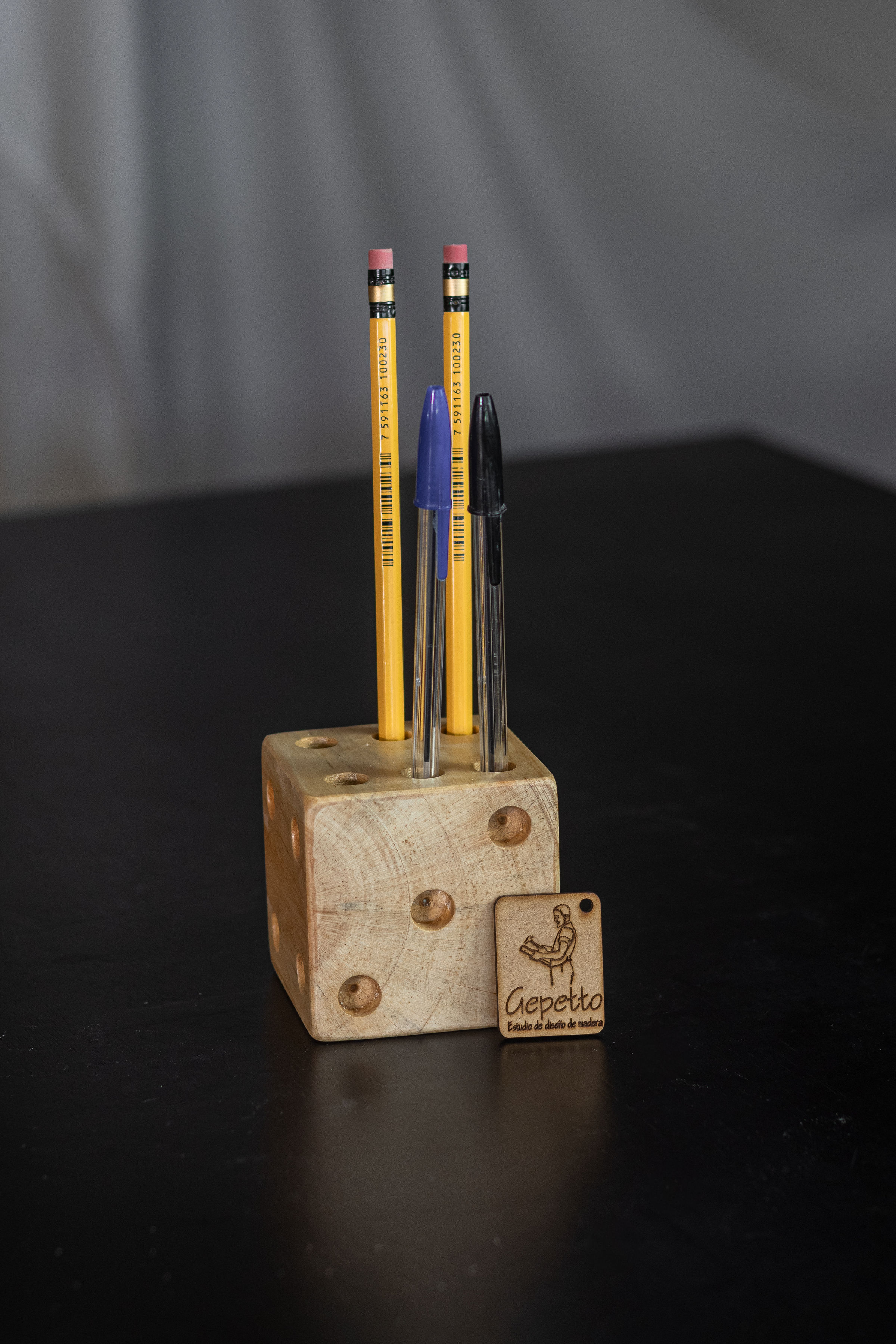 Porta esferos madera diseño dado para 6 espacios