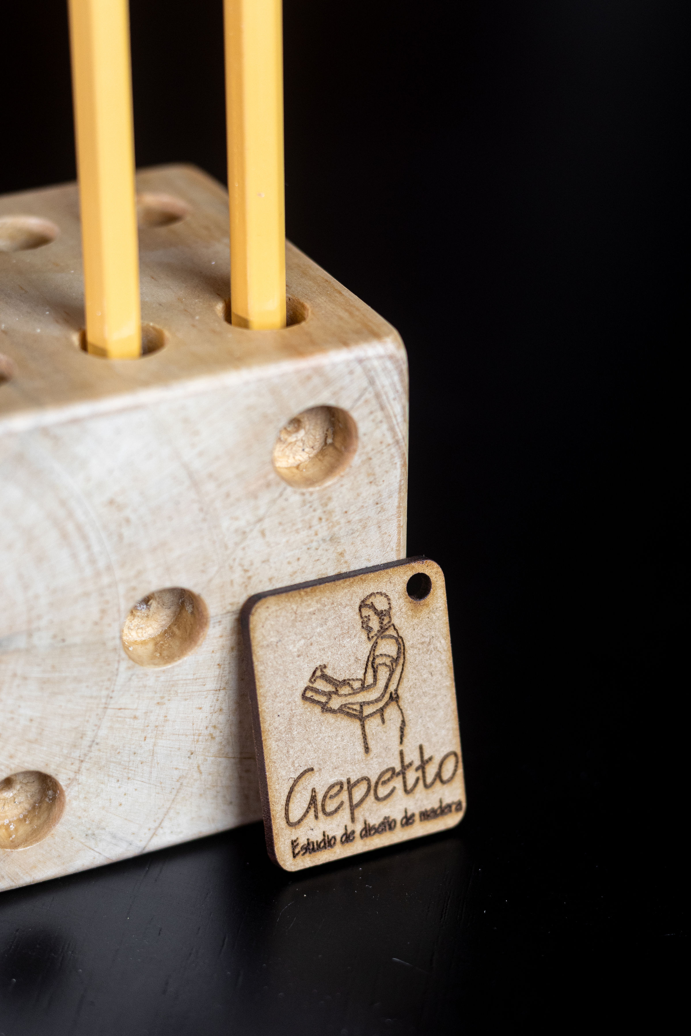 Porta esferos madera diseño dado para 6 espacios