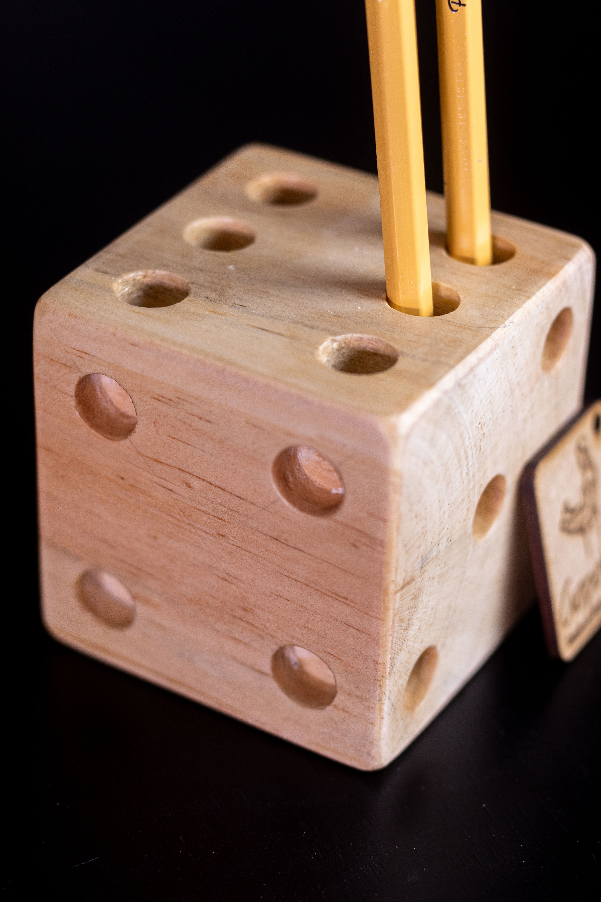 Porta esferos madera diseño dado para 6 espacios