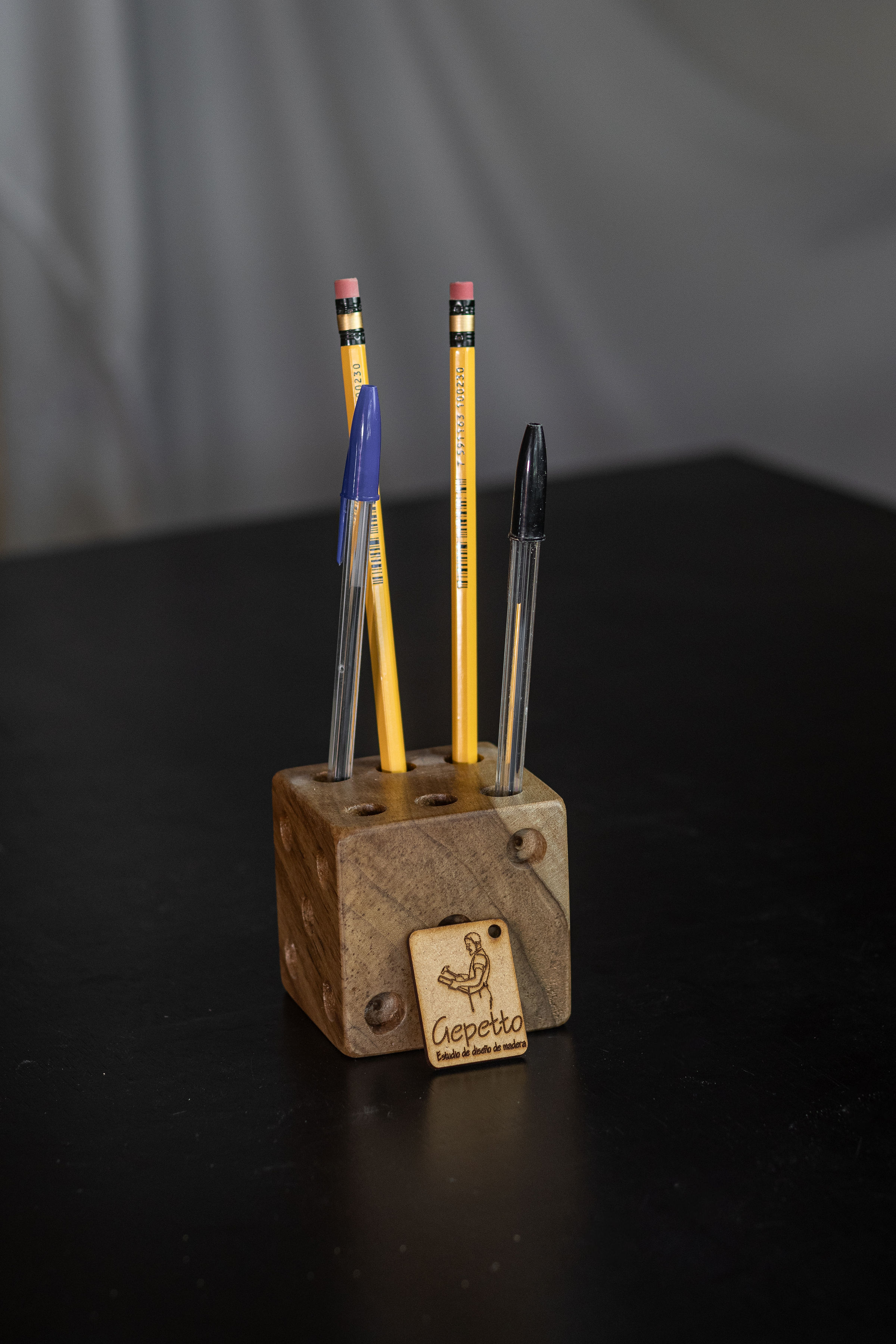 Porta esferos madera diseño dado para 6 espacios